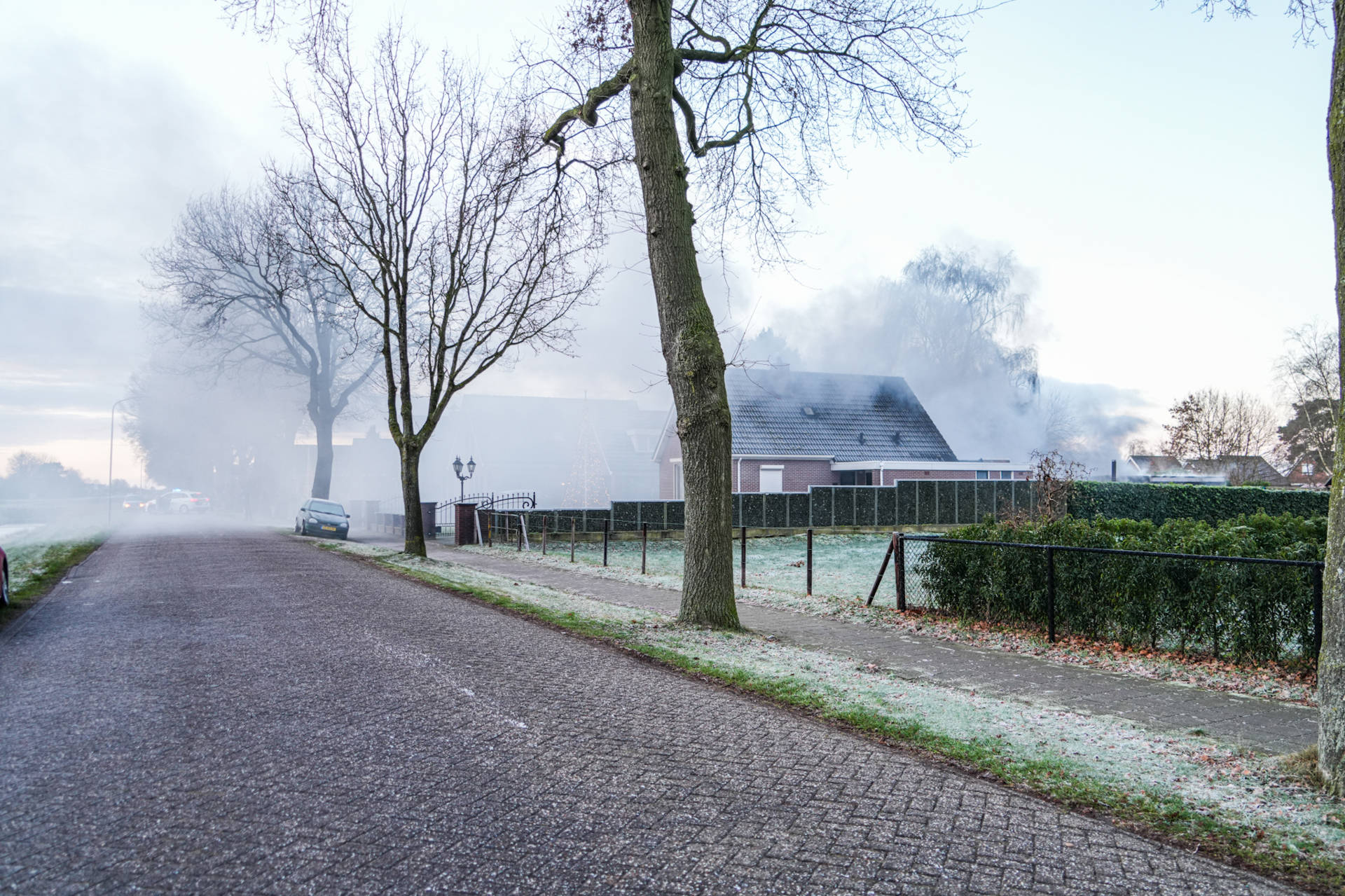 Uitslaande brand in schuur zorgt voor veel rookontwikkeling