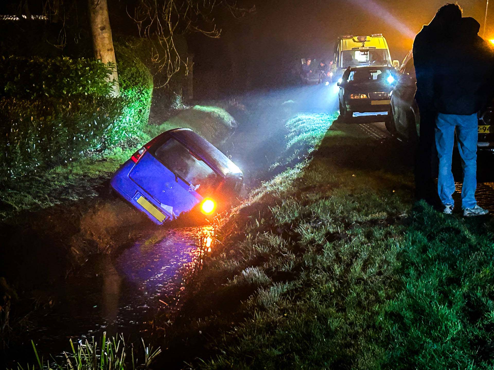 Automobilist gewond na crash in sloot, aangehouden voor rijden onder invloed