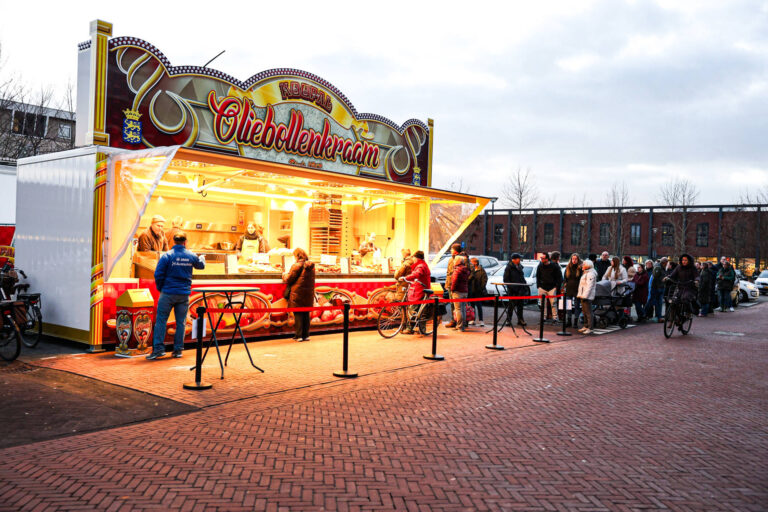 Drukte bij oliebollenkraam op markt in Drachten