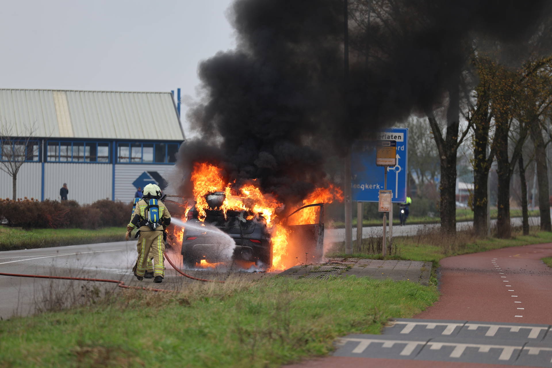 Rijdende auto vliegt in de brand