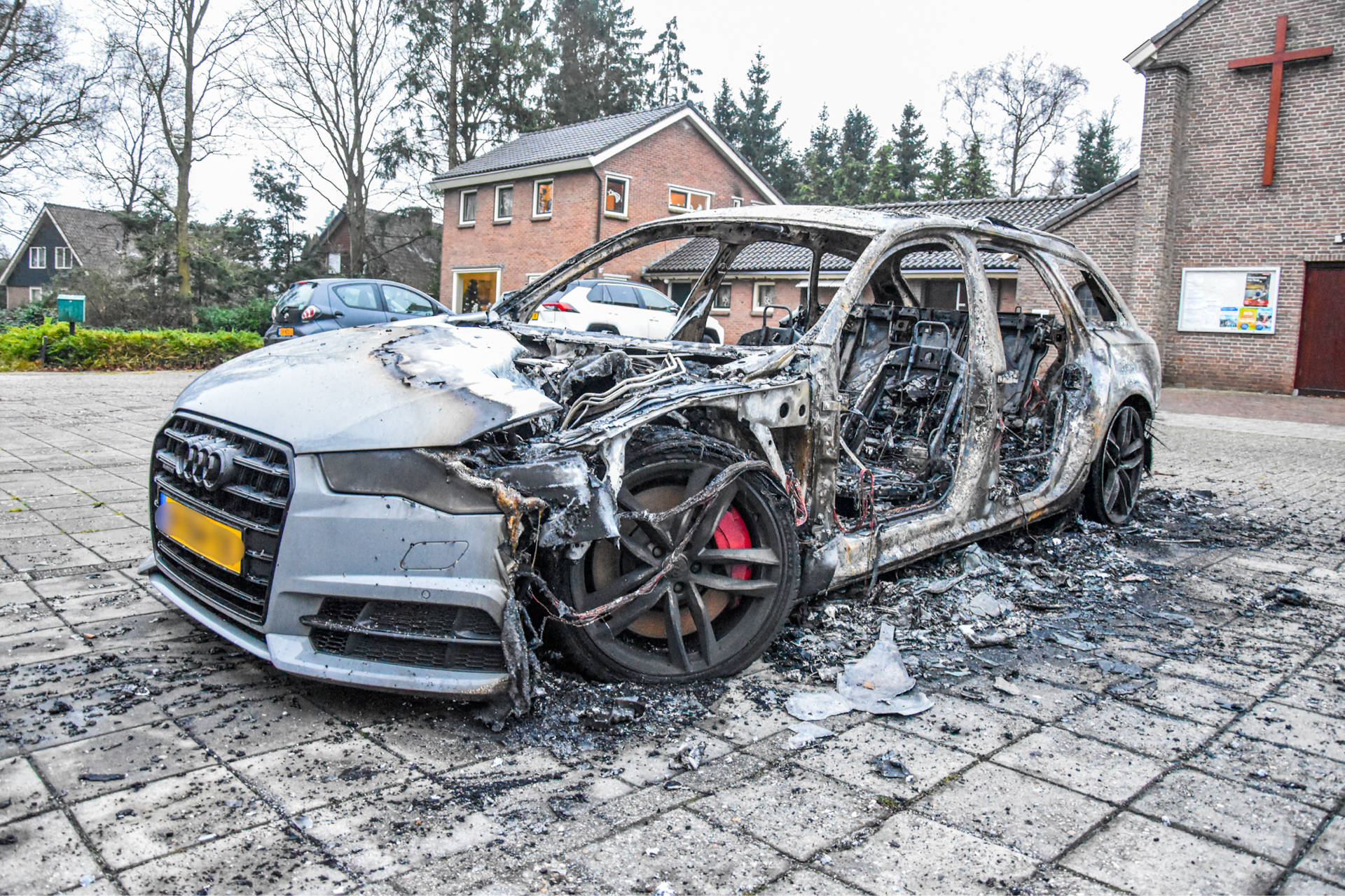 Auto volledig uitgebrand, politie onderzoekt mogelijke brandstichting