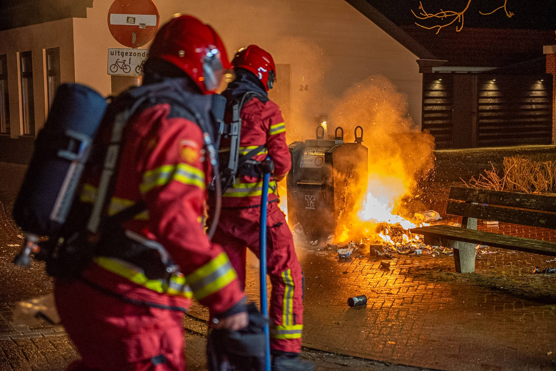 Brand in en rond container, vuurwerk aangetroffen