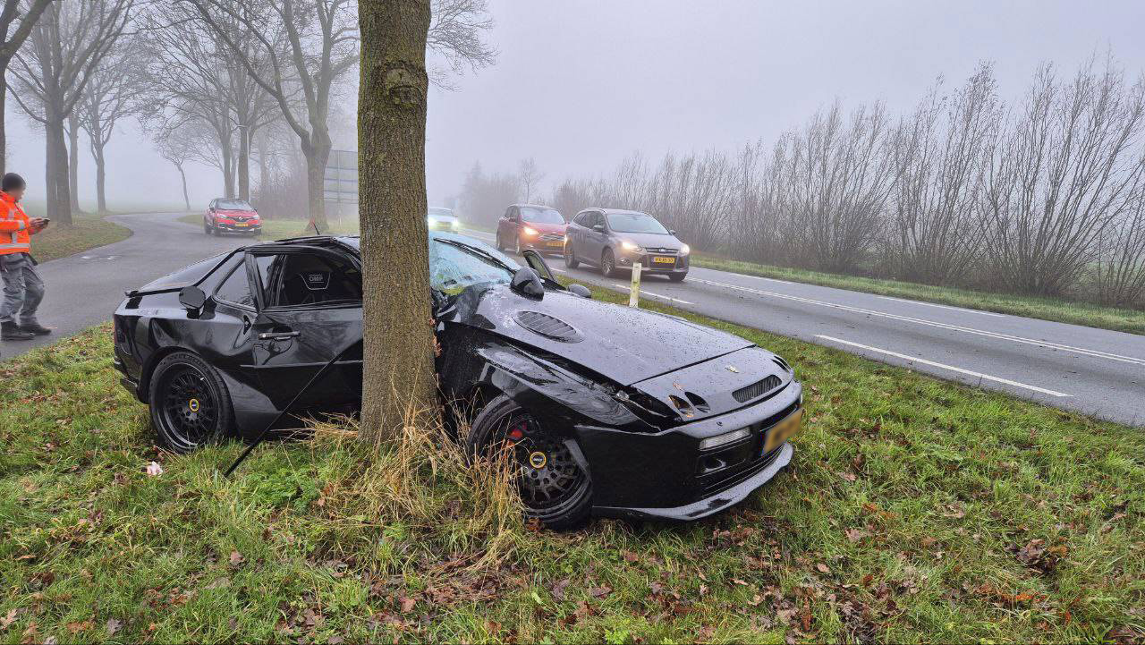 Automobilist botst op boom, hulpdiensten ingezet