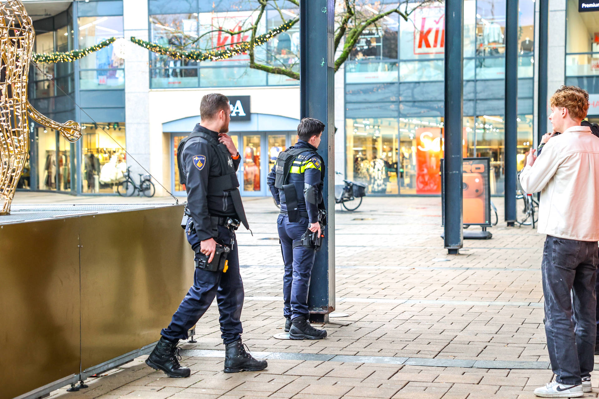 Politie in kogelwerende vesten na melding overval bij Applewinkel