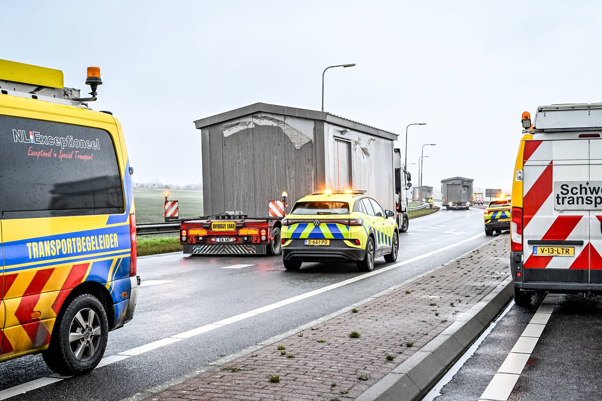 Breed transport loopt vast door storing brug