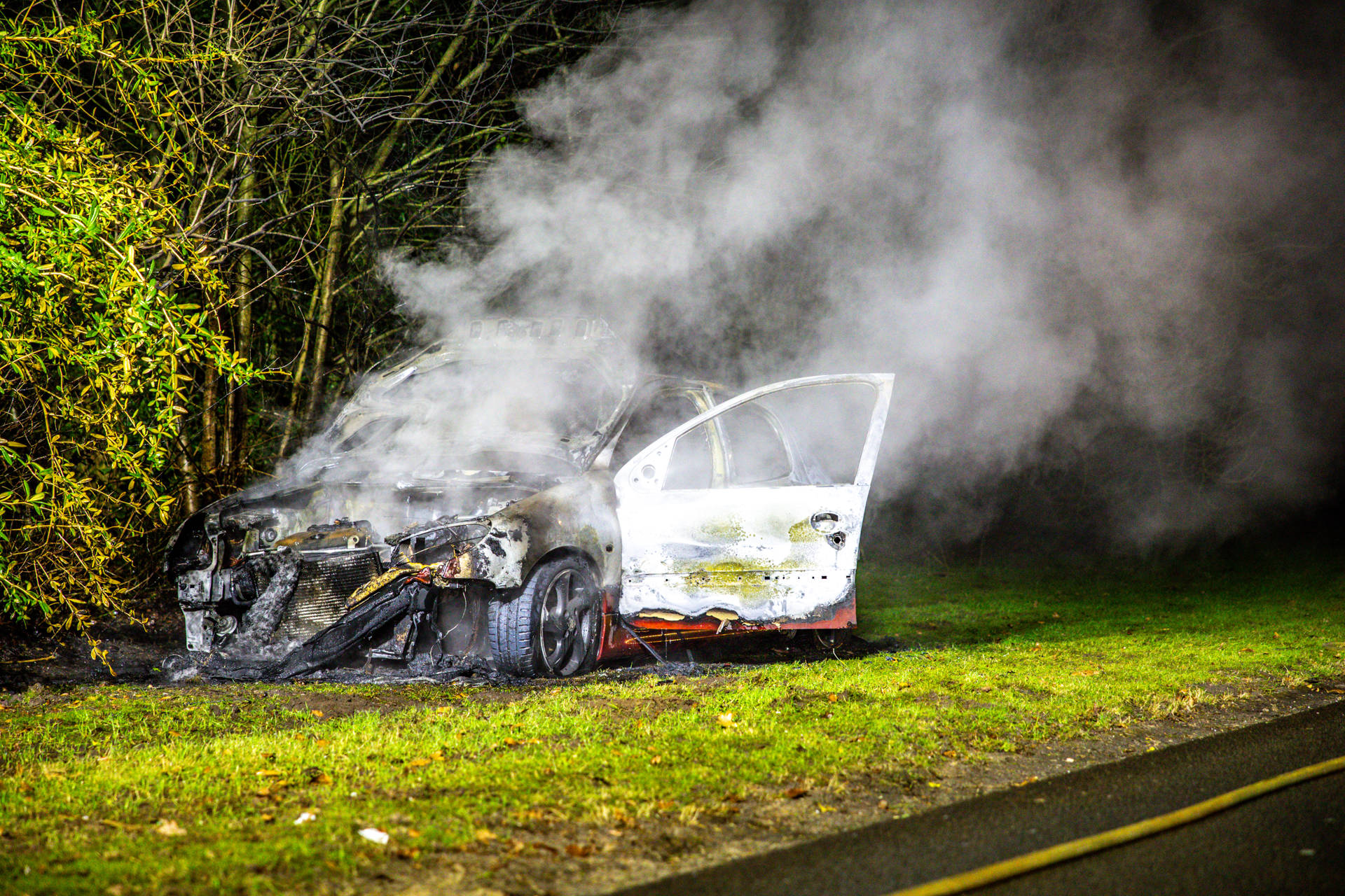 Geparkeerde auto volledig uitgebrand, tweede autobrand binnen 24 uur
