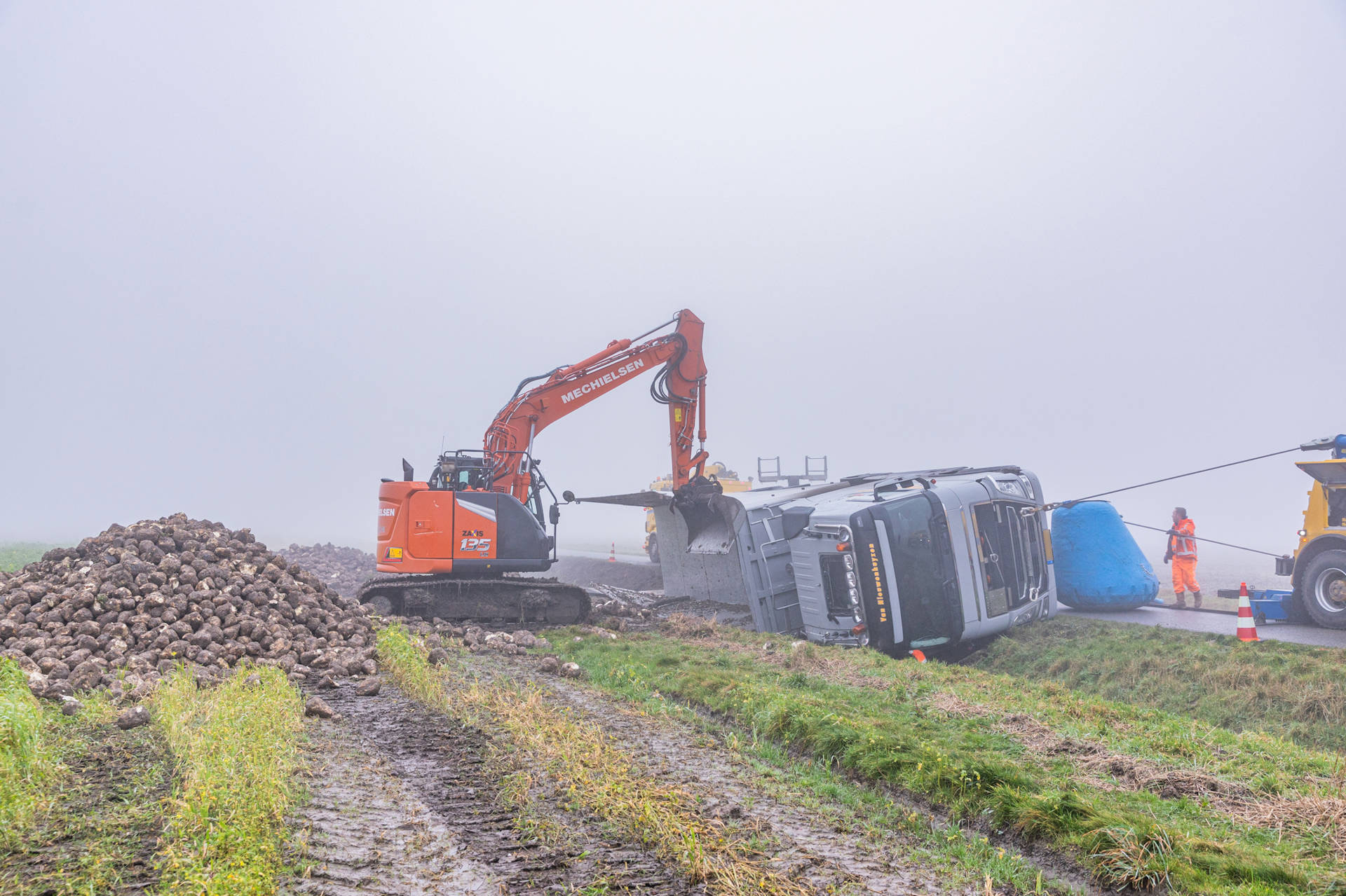 Vrachtwagen met bieten raakt van weg, chauffeur gewond