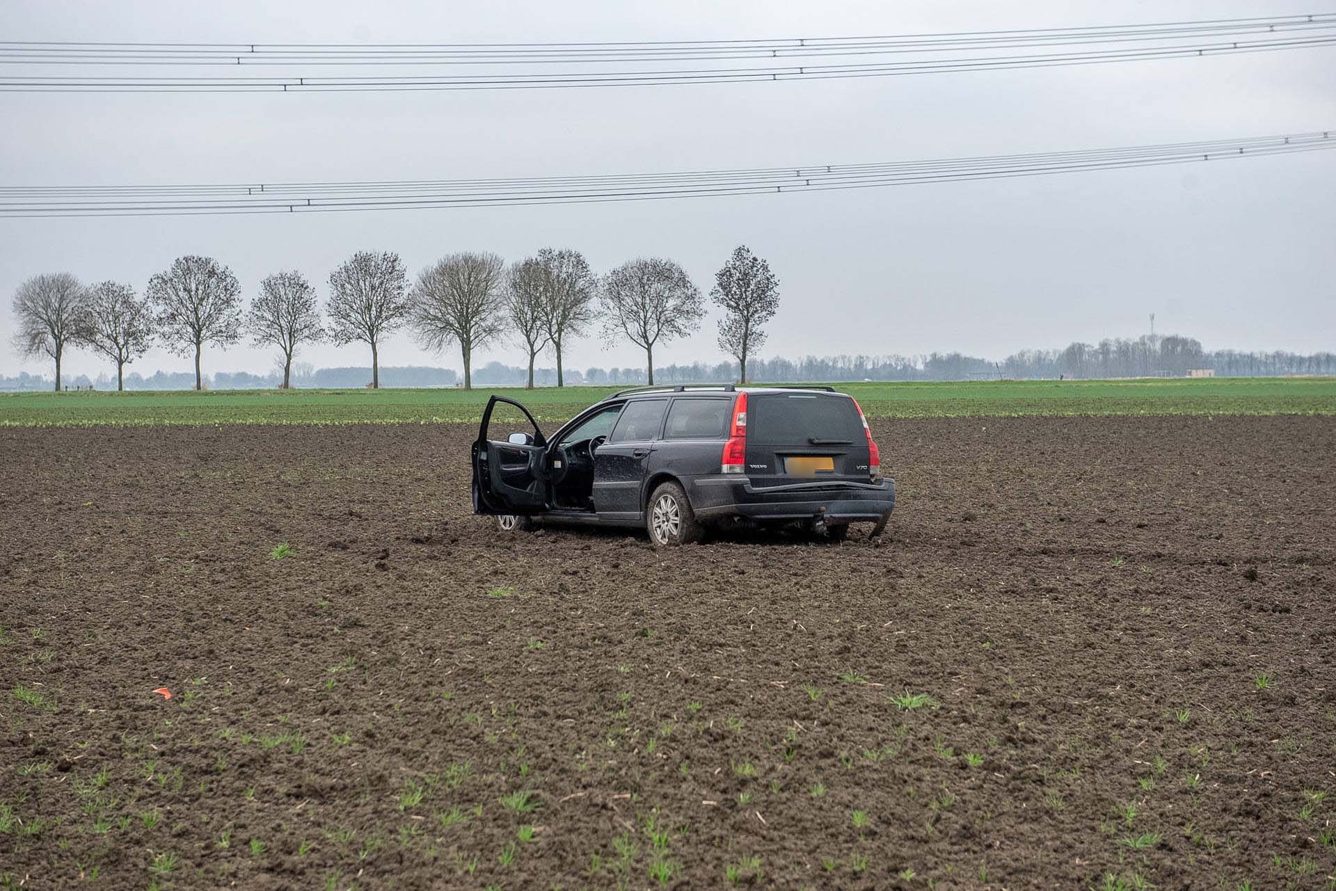 Auto vliegt van weg en belandt in weiland