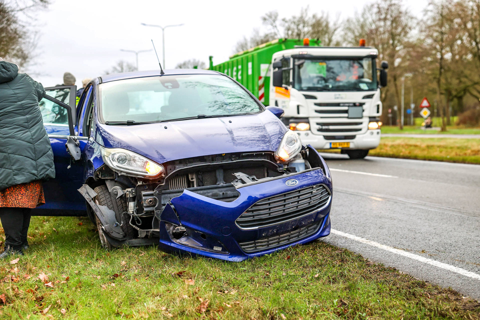 Twee voertuigen zwaar beschadigd bij aanrijding op rondweg