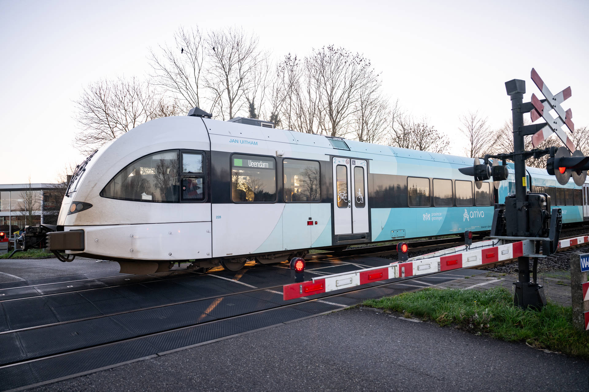 Storing spoorwegovergang, treinen stapvoets en wegverkeer omgeleid
