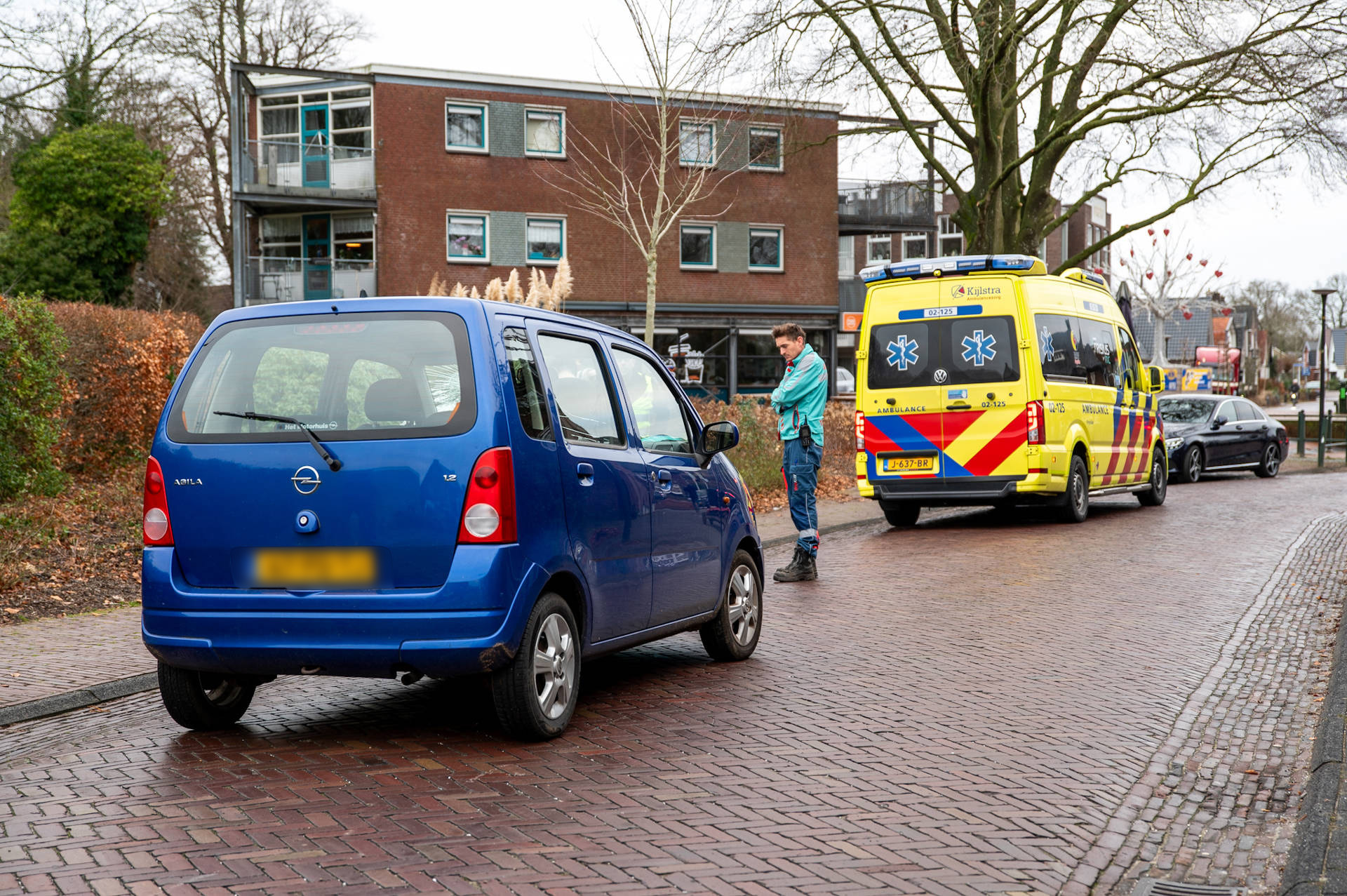 Fietser gewond na botsing met auto, weg tijdelijk dicht