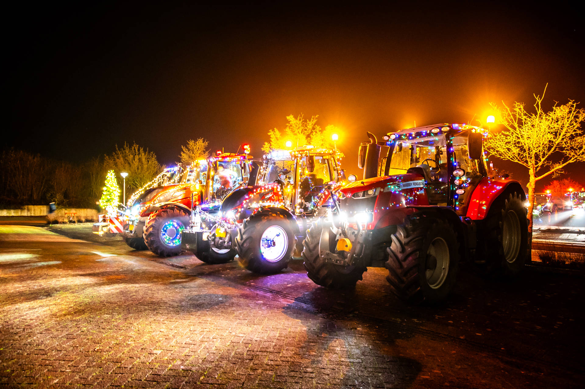 Meer dan 100 tractoren verlichtten tijdens indrukwekkende lichtjestocht