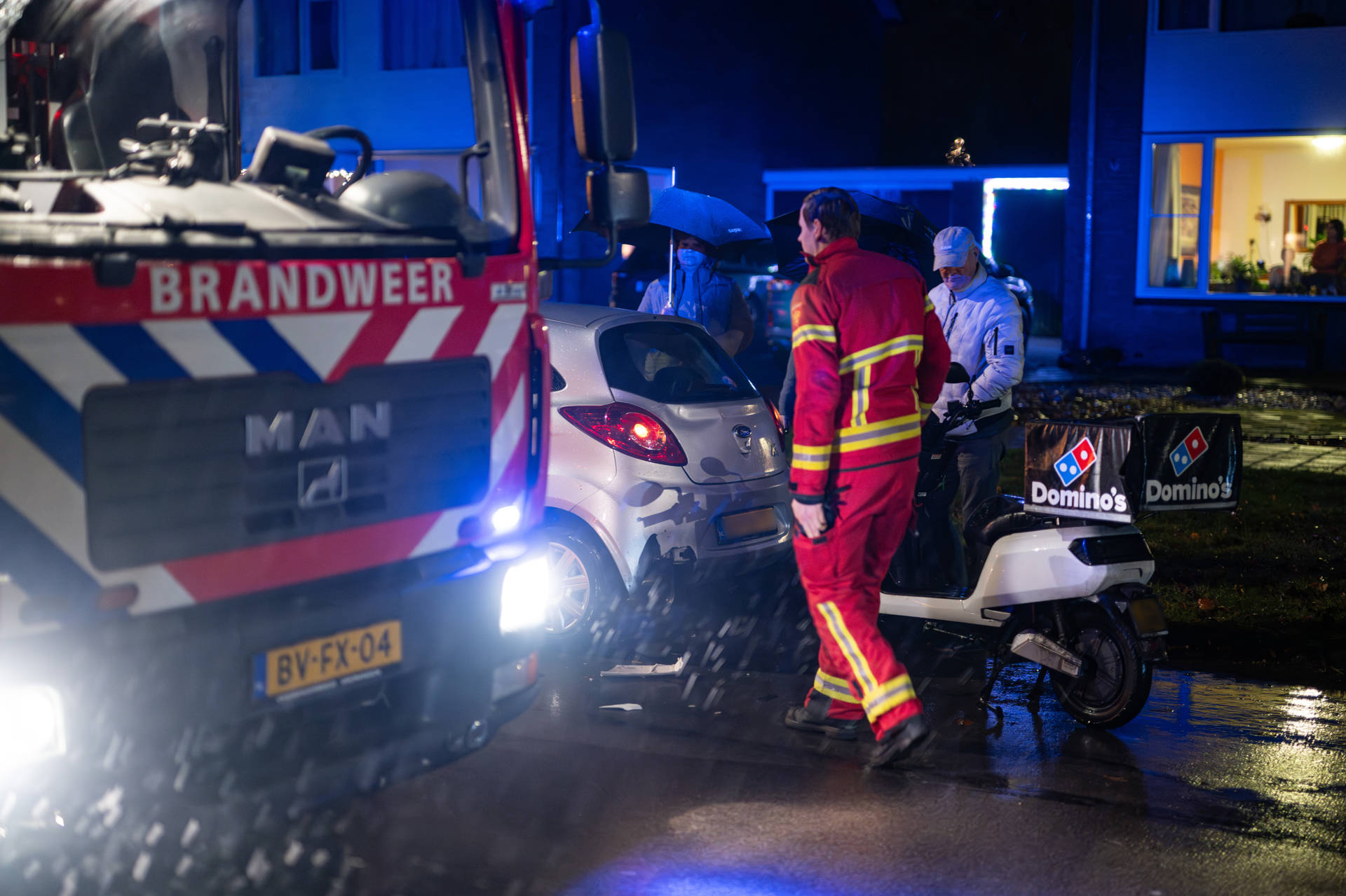 Pizzabezorger botst met scooter op auto, brandweer ingezet