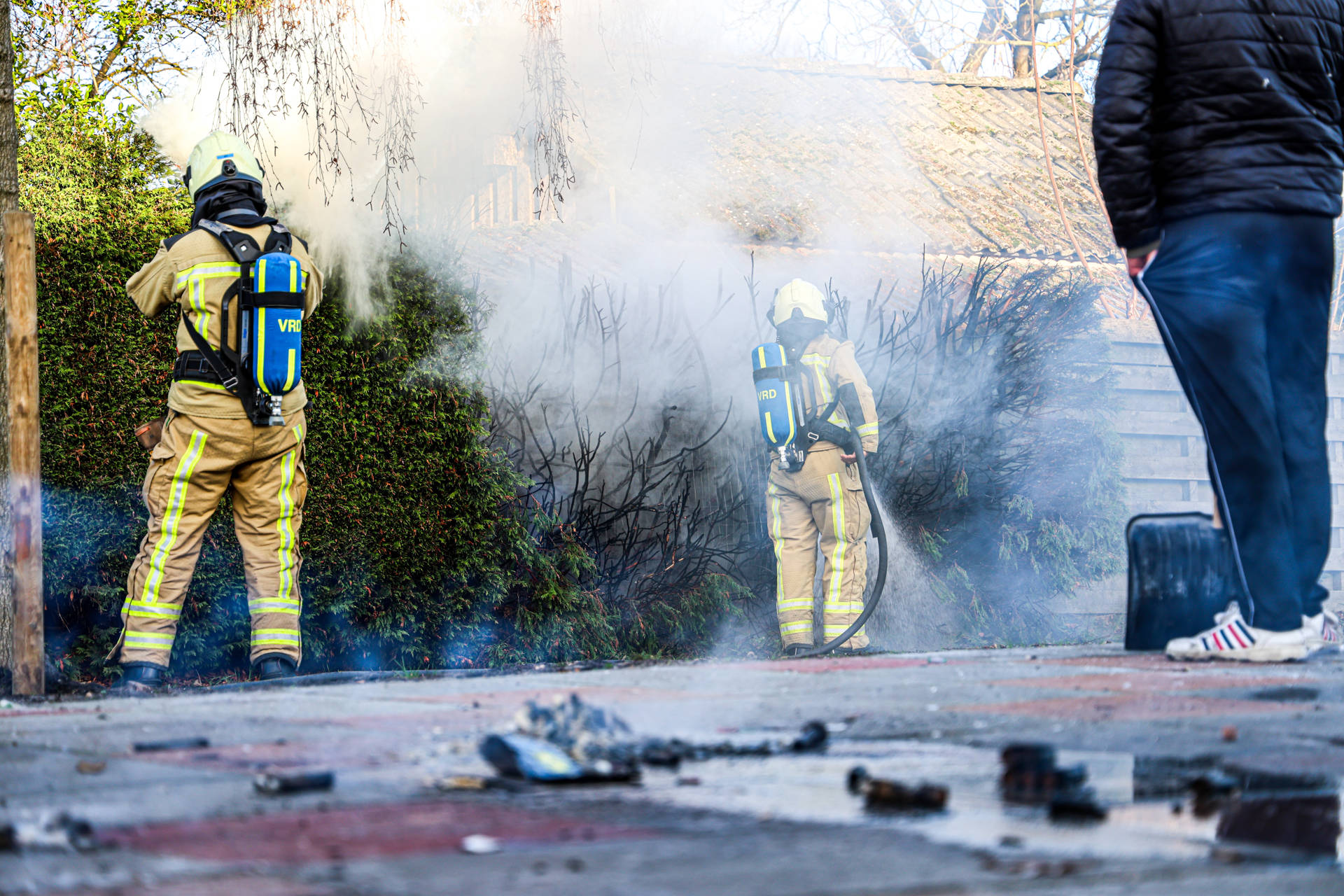 Coniferenhaag vat vlam door vuurwerk van kinderen