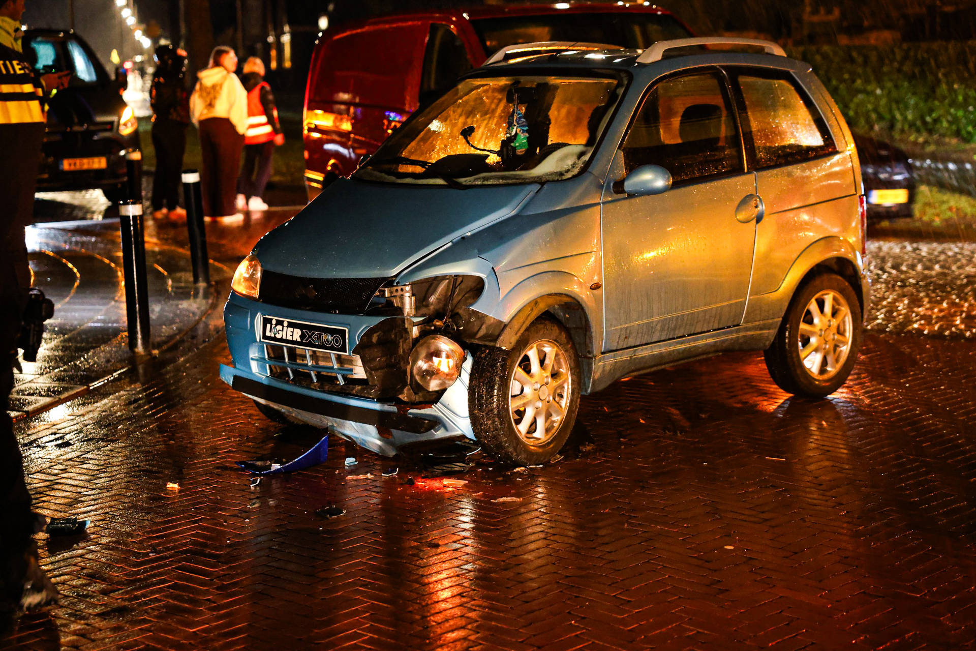 Scooterrijder gewond bij aanrijding met auto; oorzaak nog onduidelijk