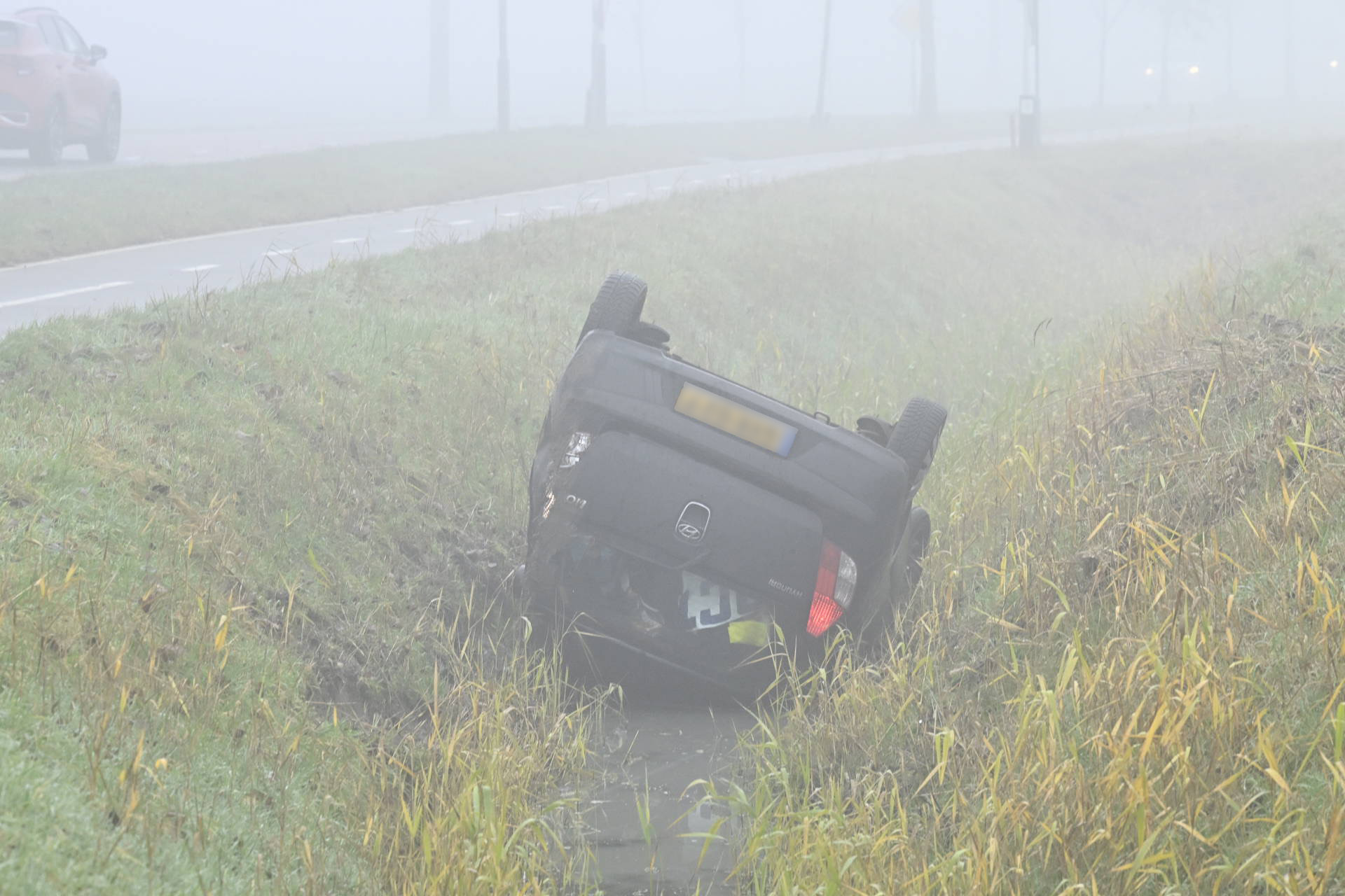 Auto belandt ondersteboven in sloot bij eenzijdig ongeval