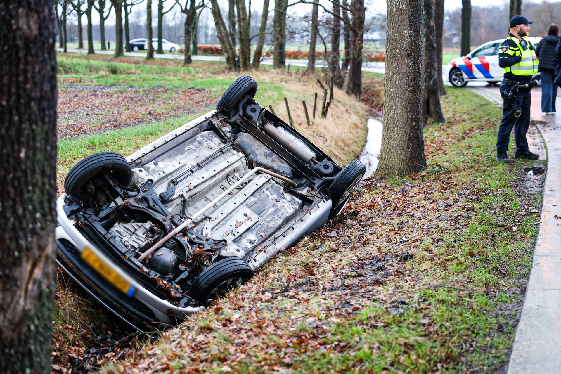 Automobilist belandt op de kop in de sloot