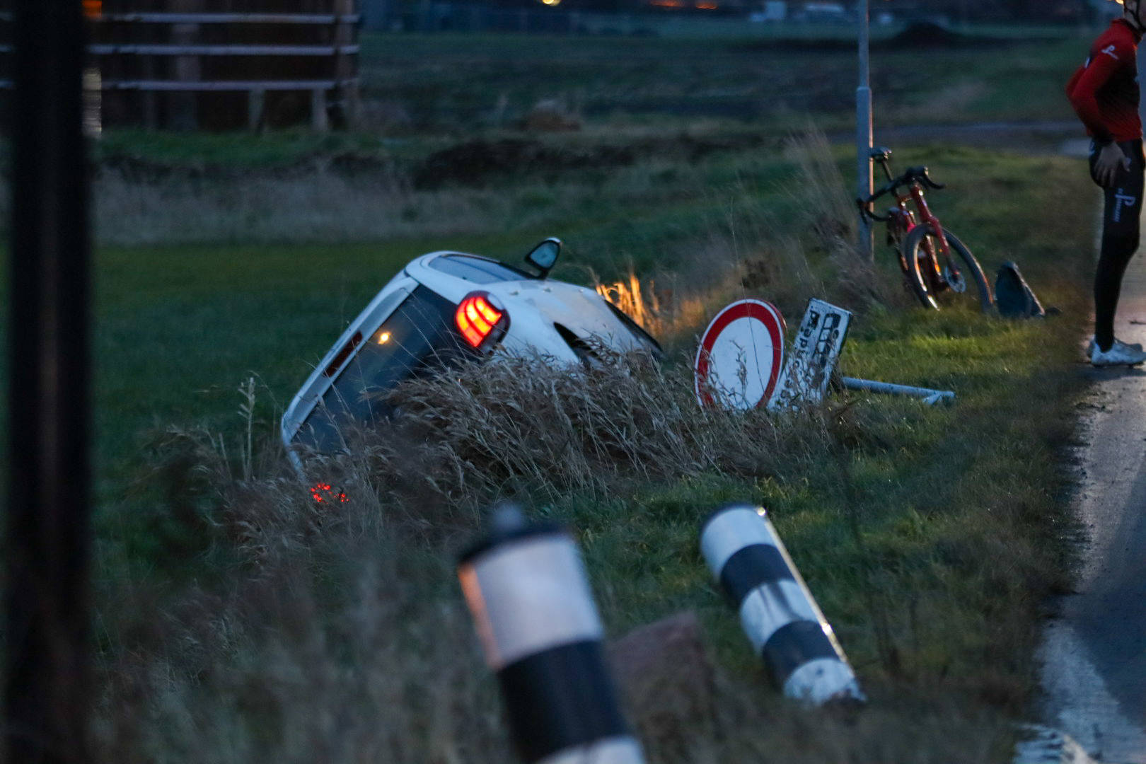 Automobilist raakt van weg en belandt in sloot