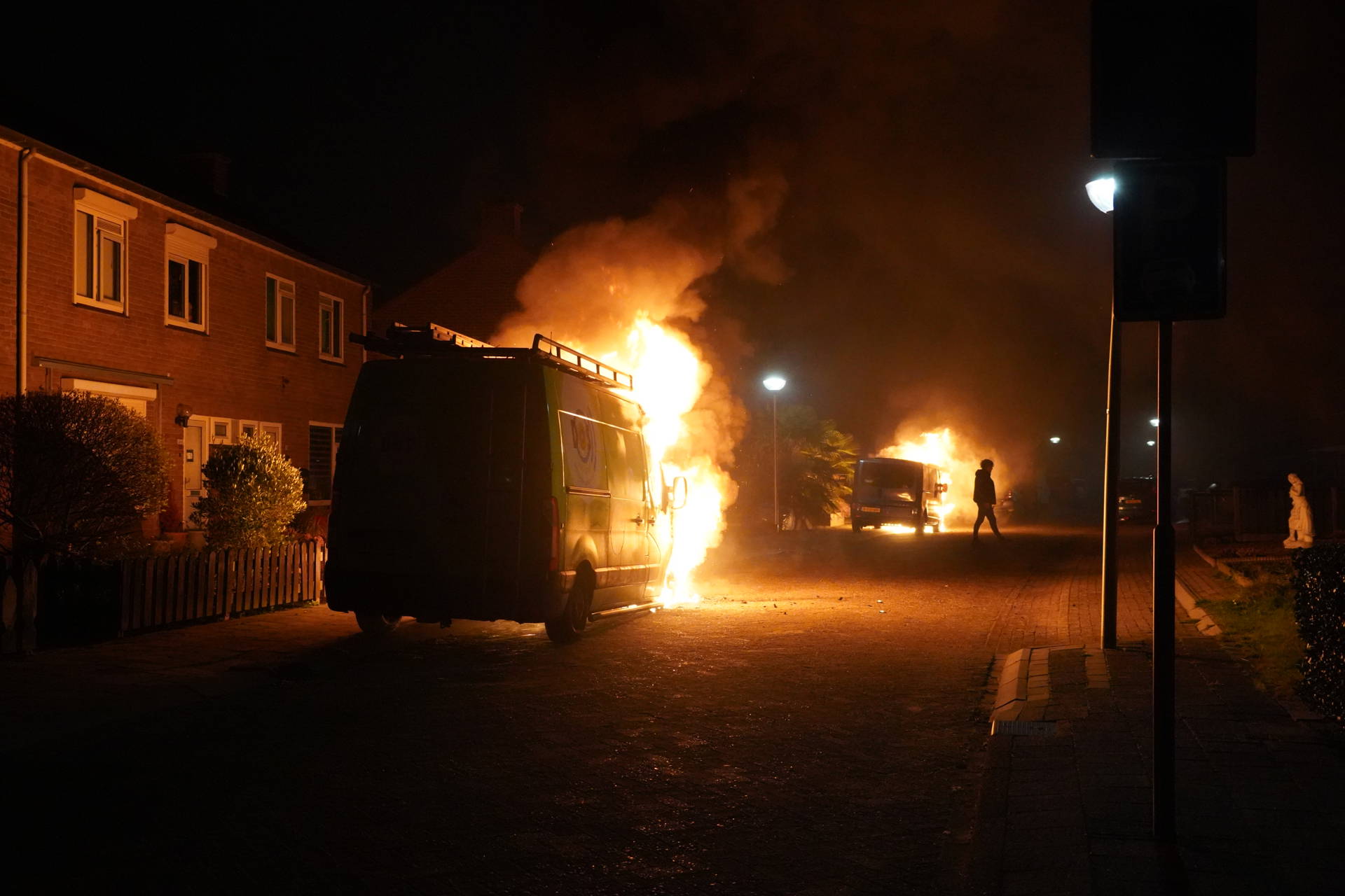 Twee bestelbussen op steenworp afstand van elkaar in brand