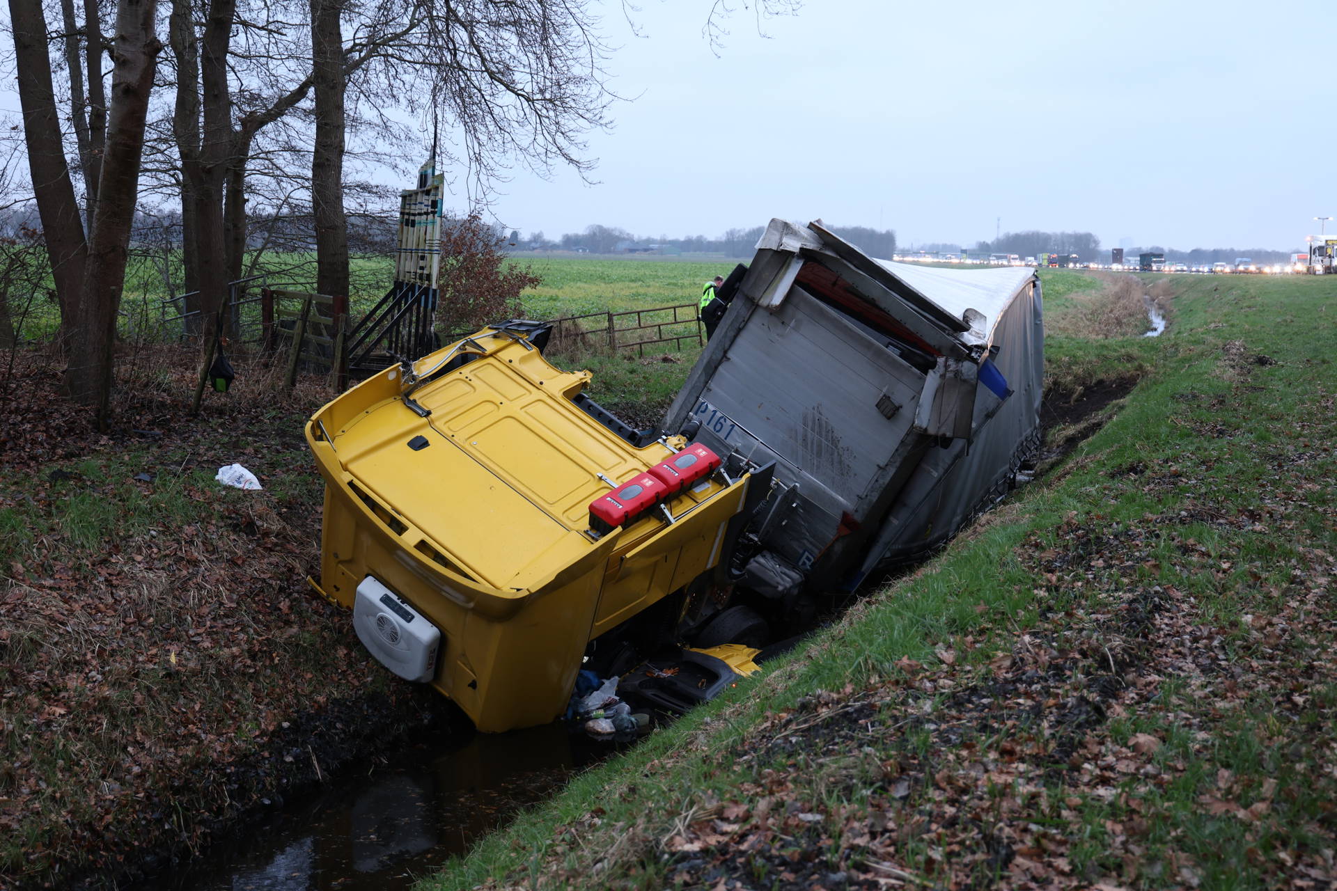 Vrachtwagen belandt in sloot, snelweg afgesloten na ernstig ongeval