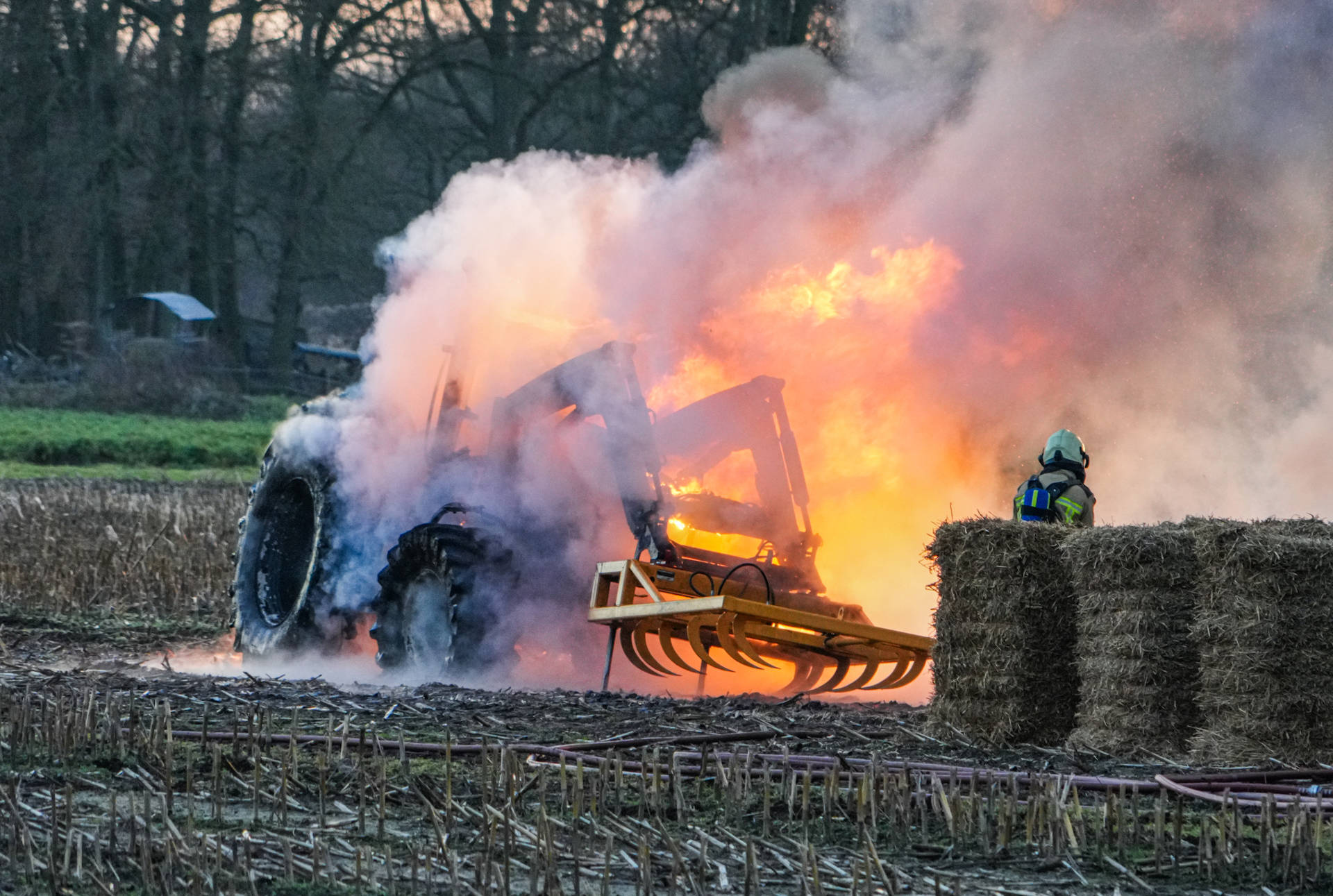Landbouwvoertuig brandt volledig op weiland