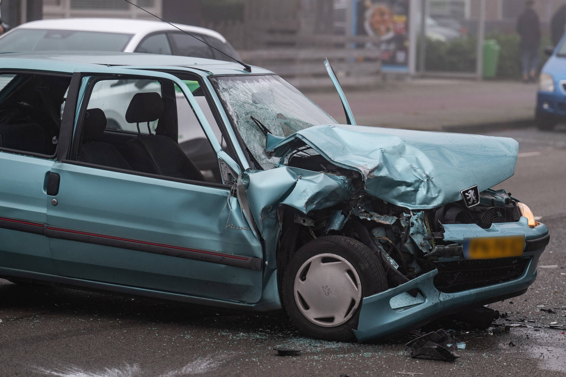 Persoon gewond bij ongeval, auto zwaar beschadigd