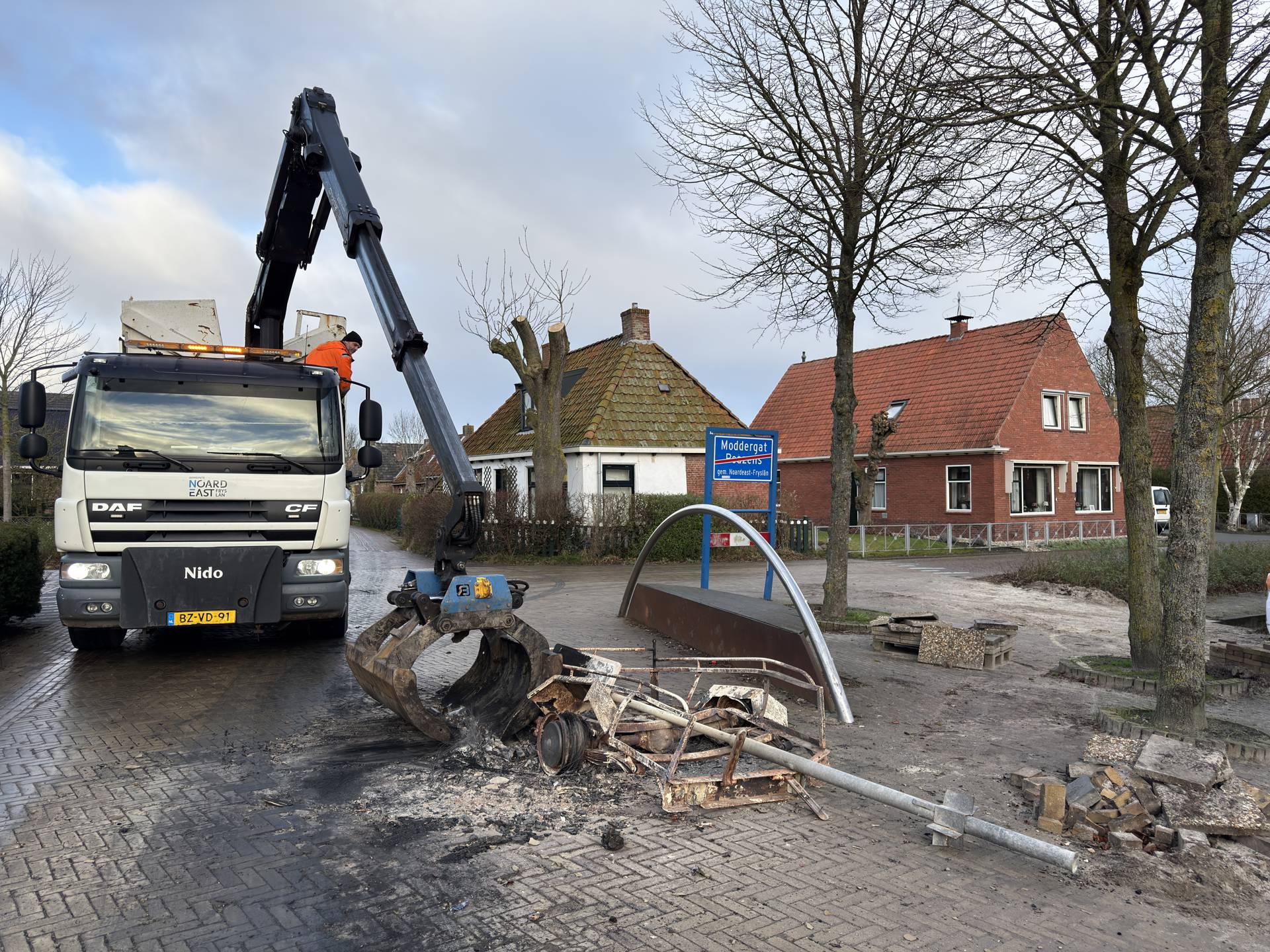 Gemeente ruimt resten vreugdevuur op na brandende kar