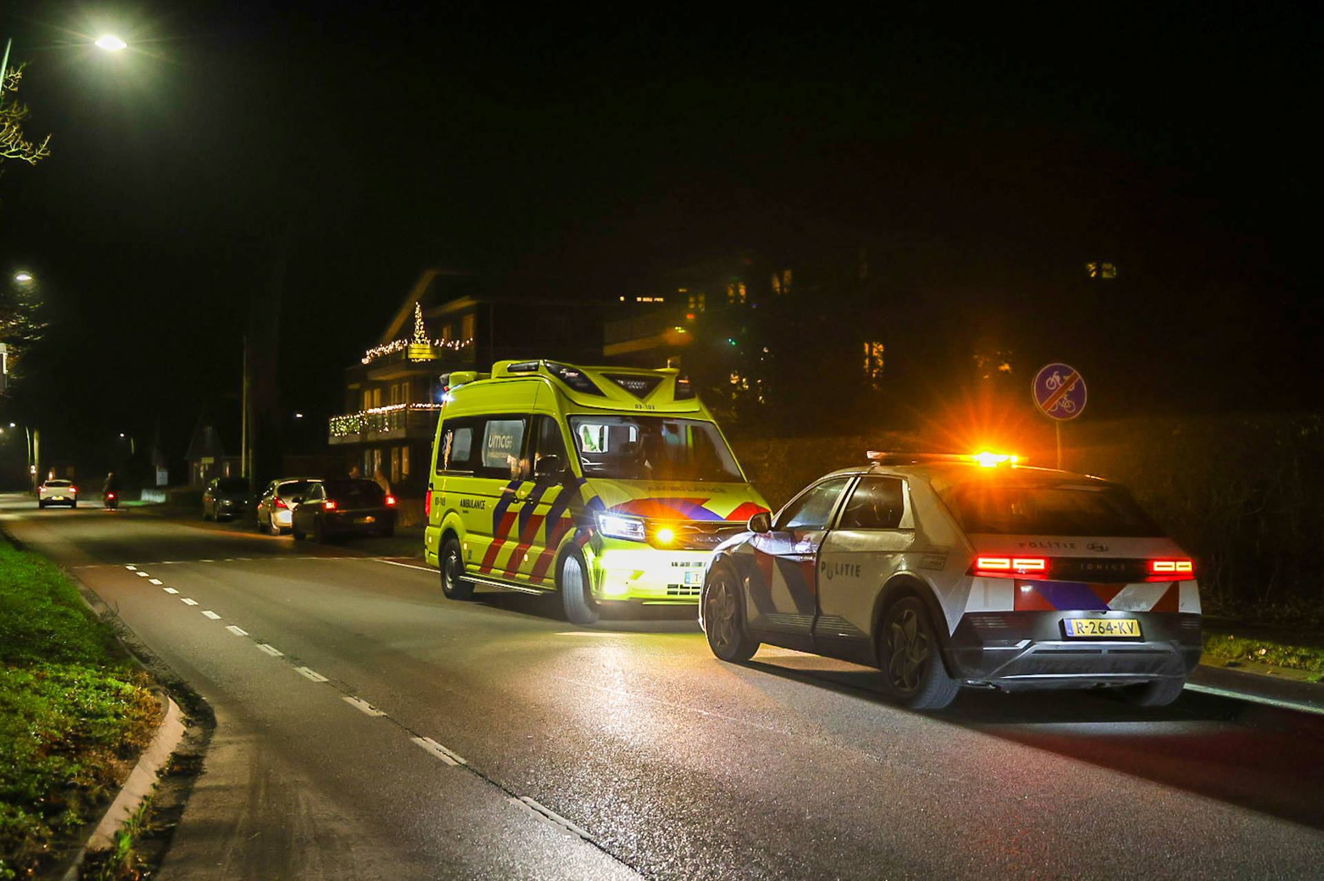 Fietser komt hard ten val op wegdek