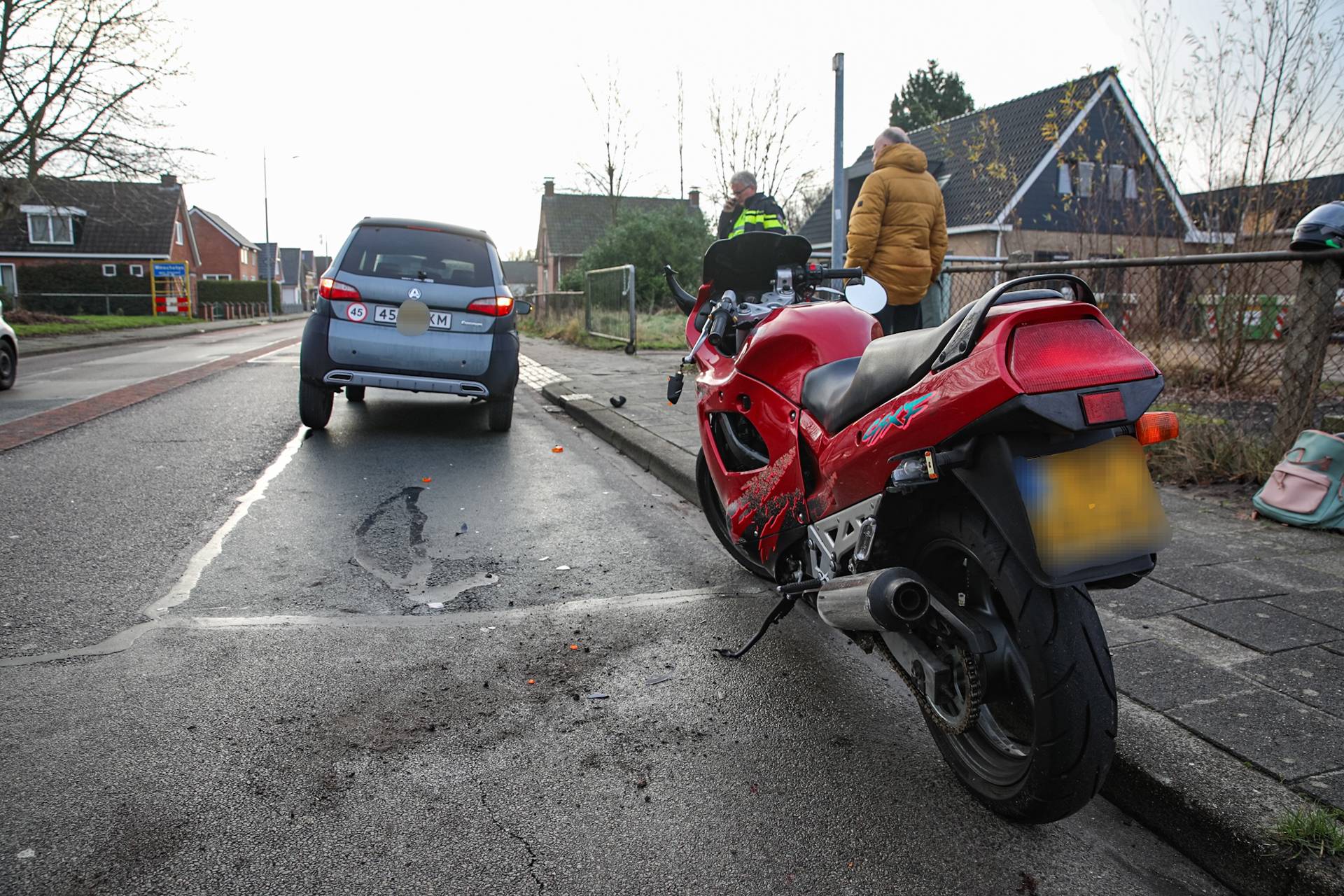 Motor en brommobiel botsen; motorrijdster komt met schrik vrij