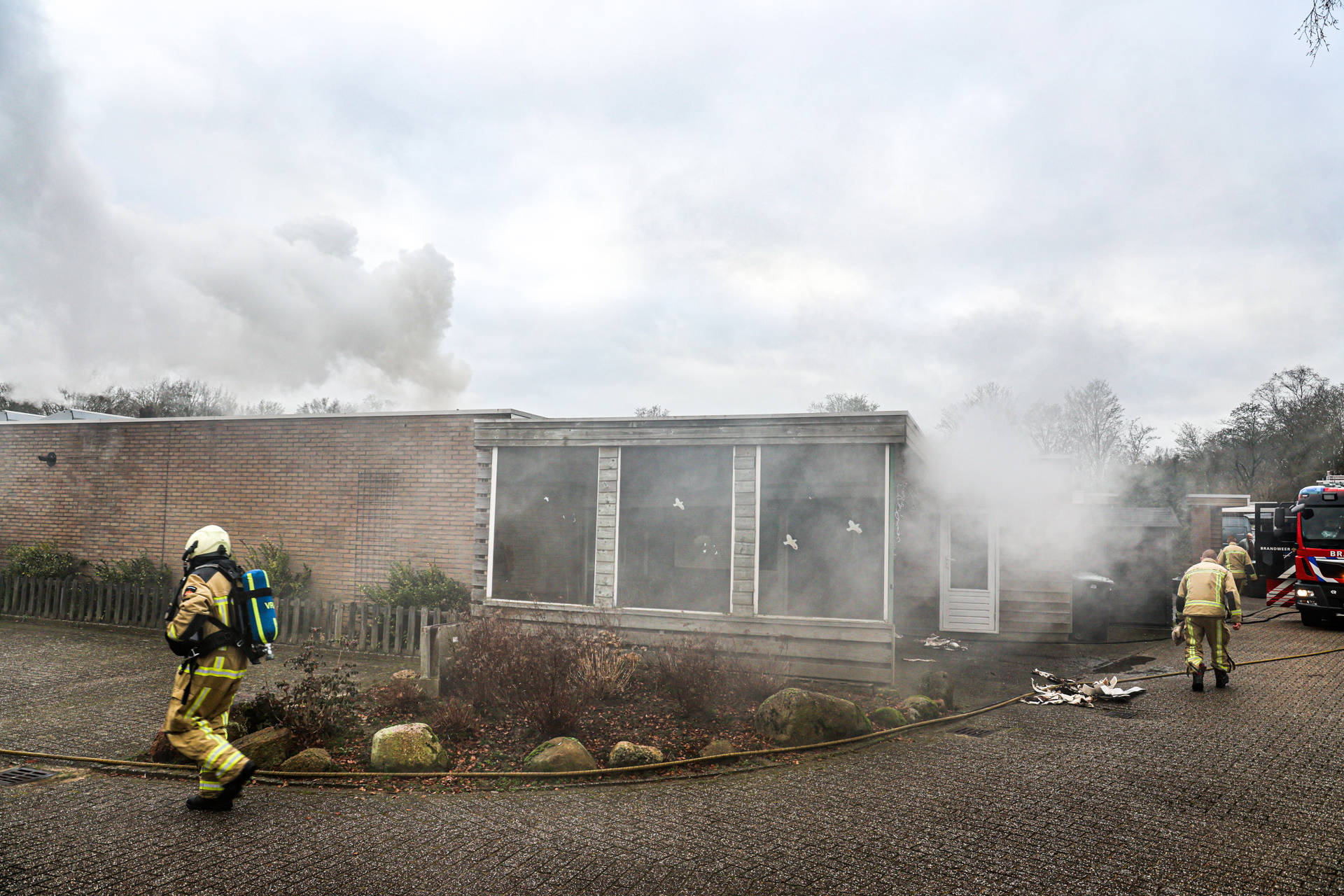 Woningbrand veroorzaakt veel rook, hond komt om het leven