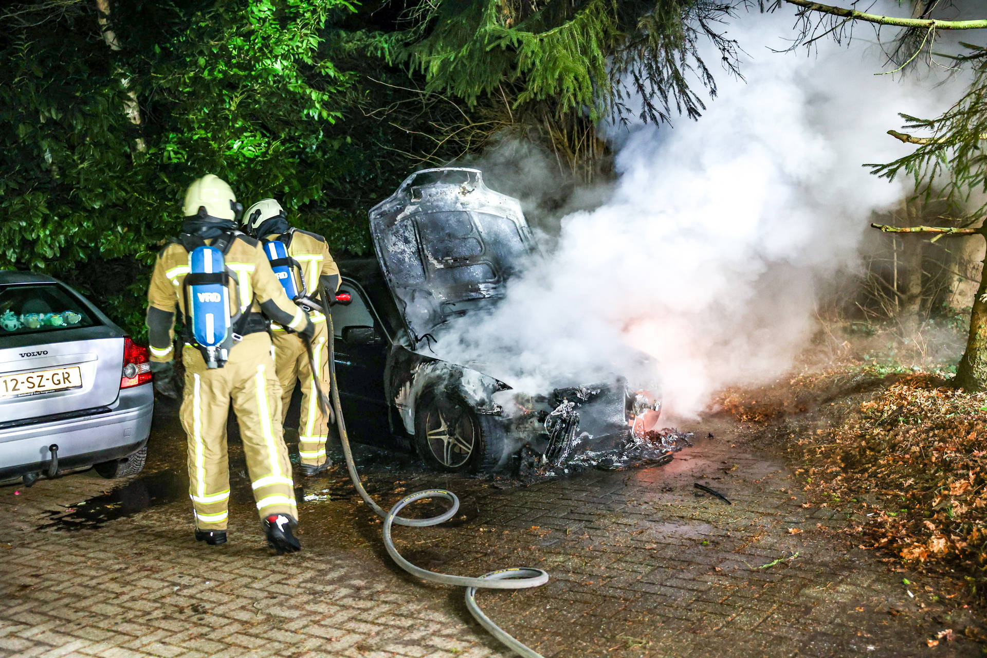 Geparkeerde auto volledig uitgebrand, politie onderzoekt toedracht