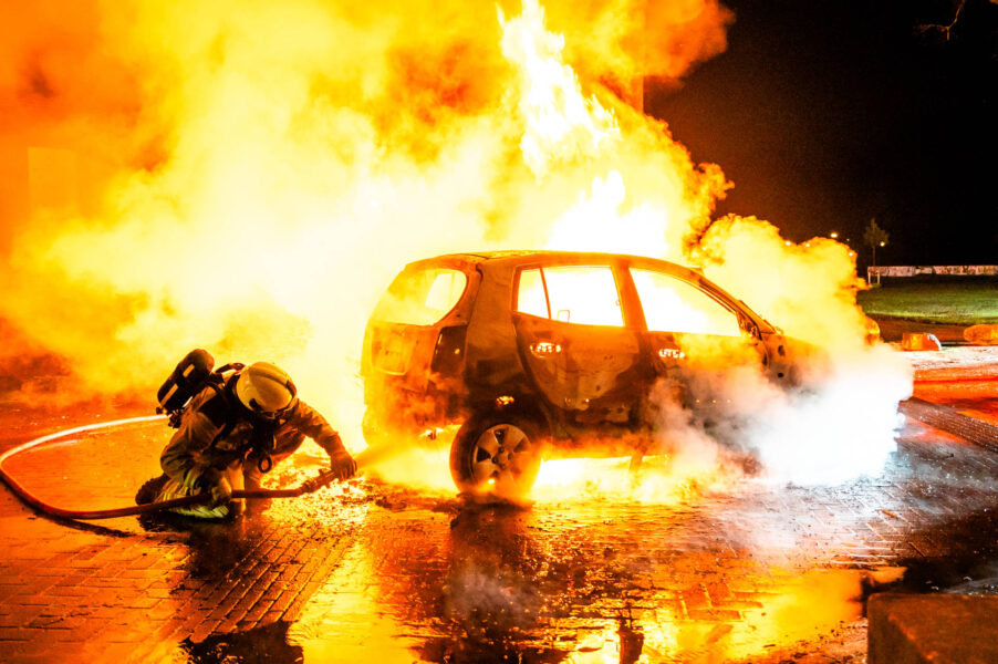 Wederom brandende auto door terugkerende brandstichtingstraditie
