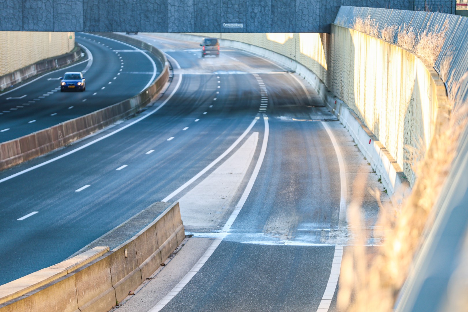 IJslaag op N31 door lekkage, Rijkswaterstaat grijpt in