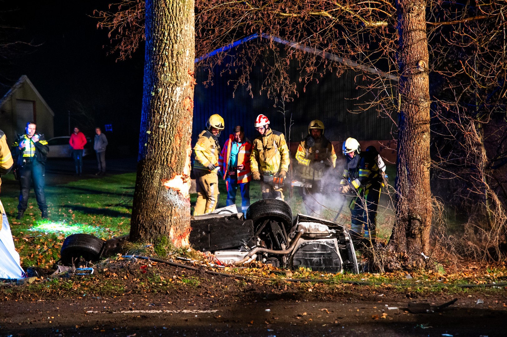 Auto brandt uit na zware botsing, persoon bekneld in wrak