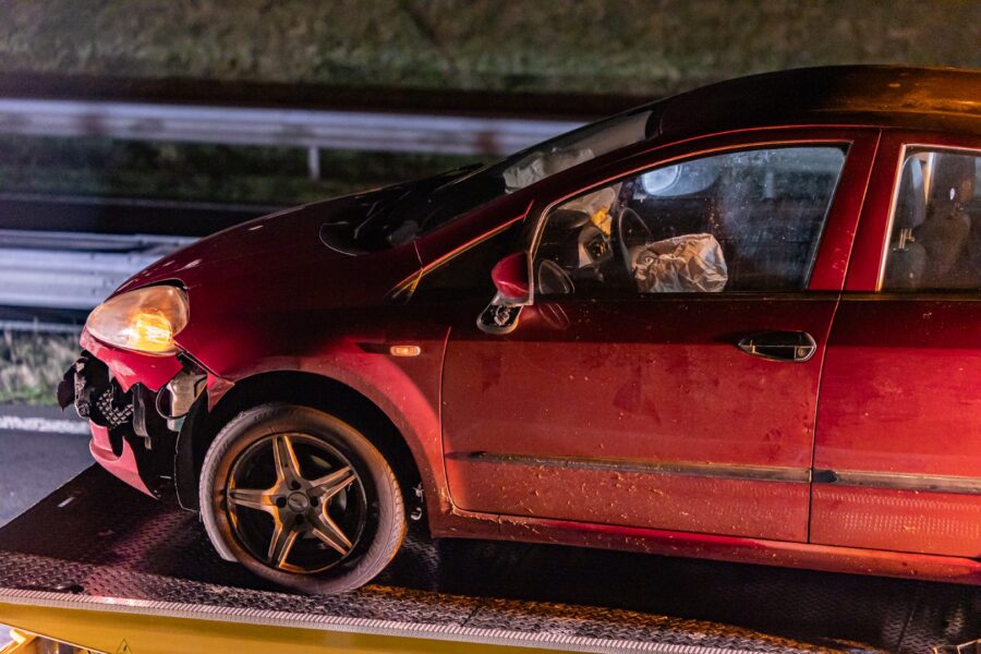 Auto botst tegen vangrail, bijrijder naar ziekenhuis
