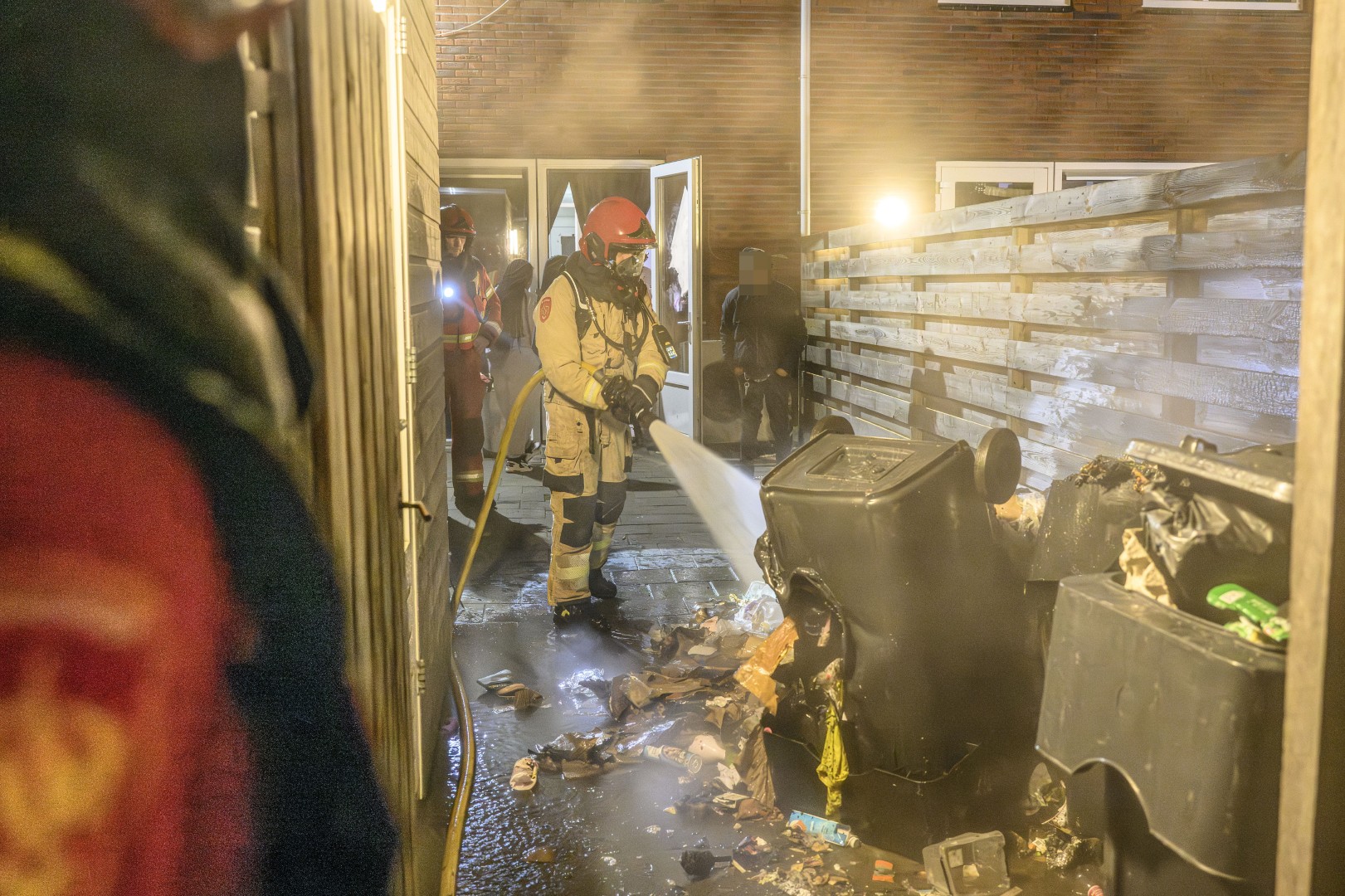 Brand in kliko slaat over naar schutting achter woning