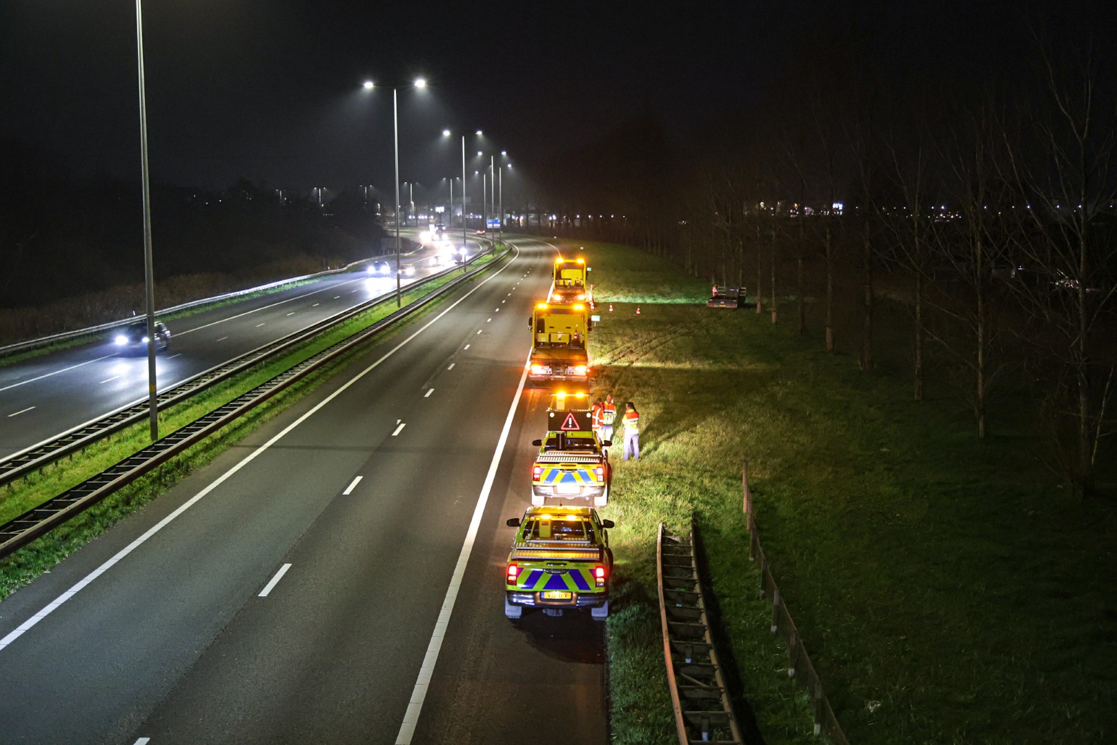 Voertuig verliest trailer op snelweg