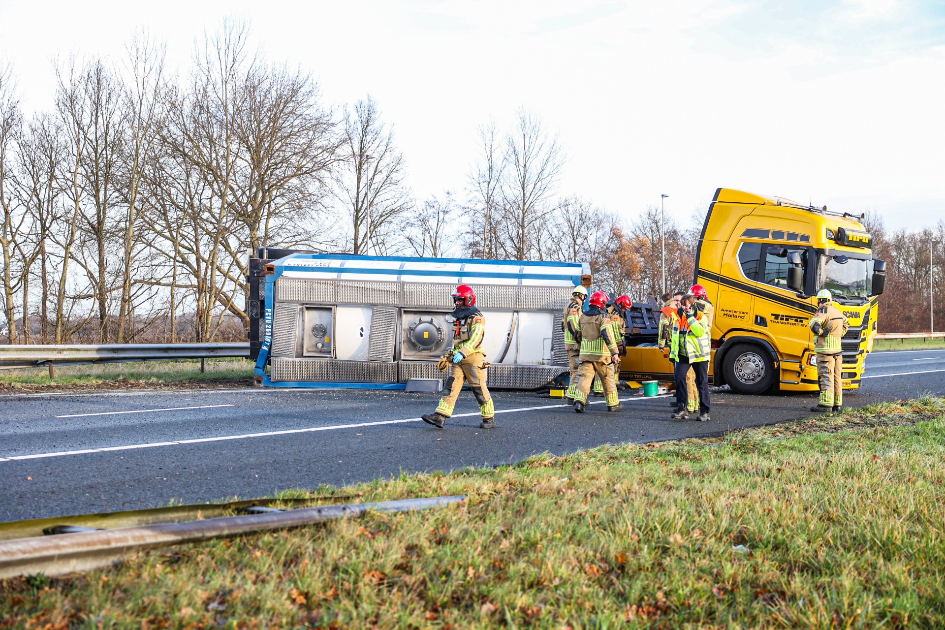 Snelweg geblokkeerd door gekantelde vrachtwagen
