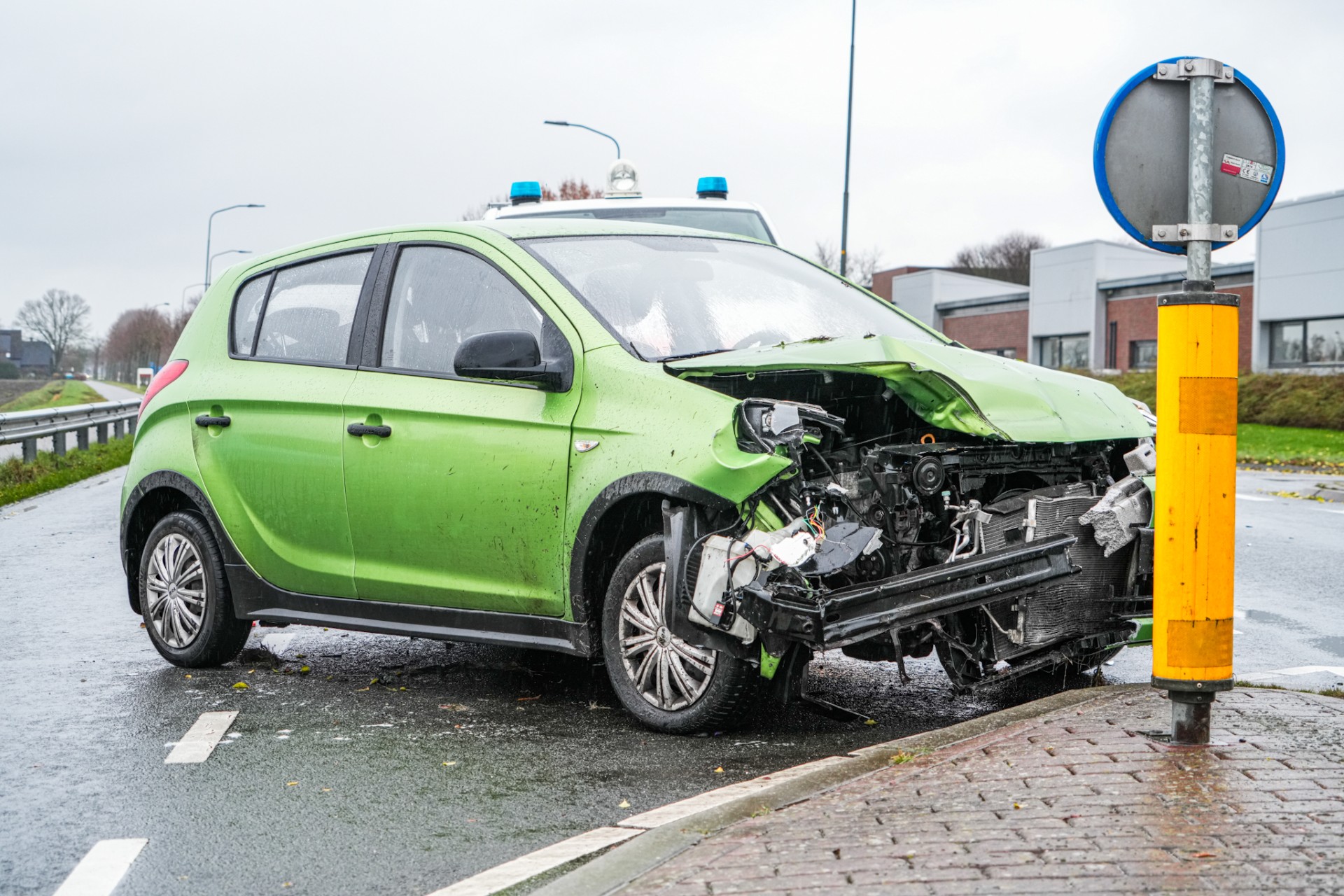 Auto botst hard tegen vangrail