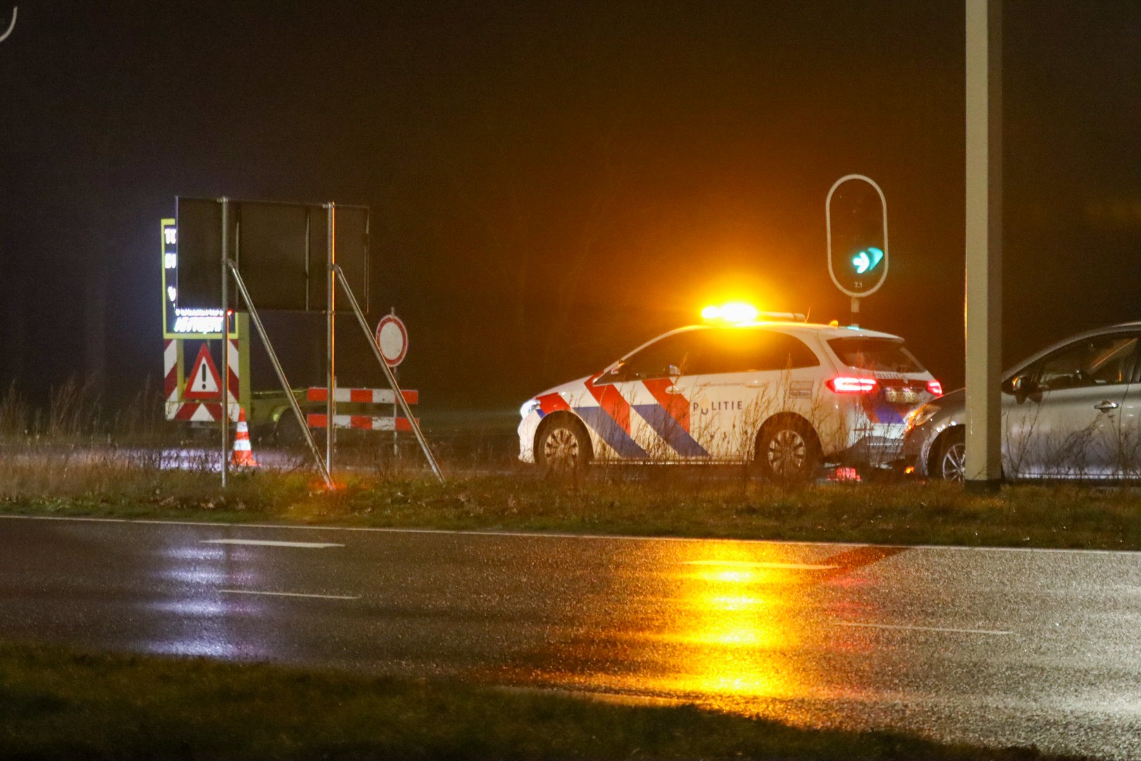 Auto rijdt door afzetting en botst op ander voertuig