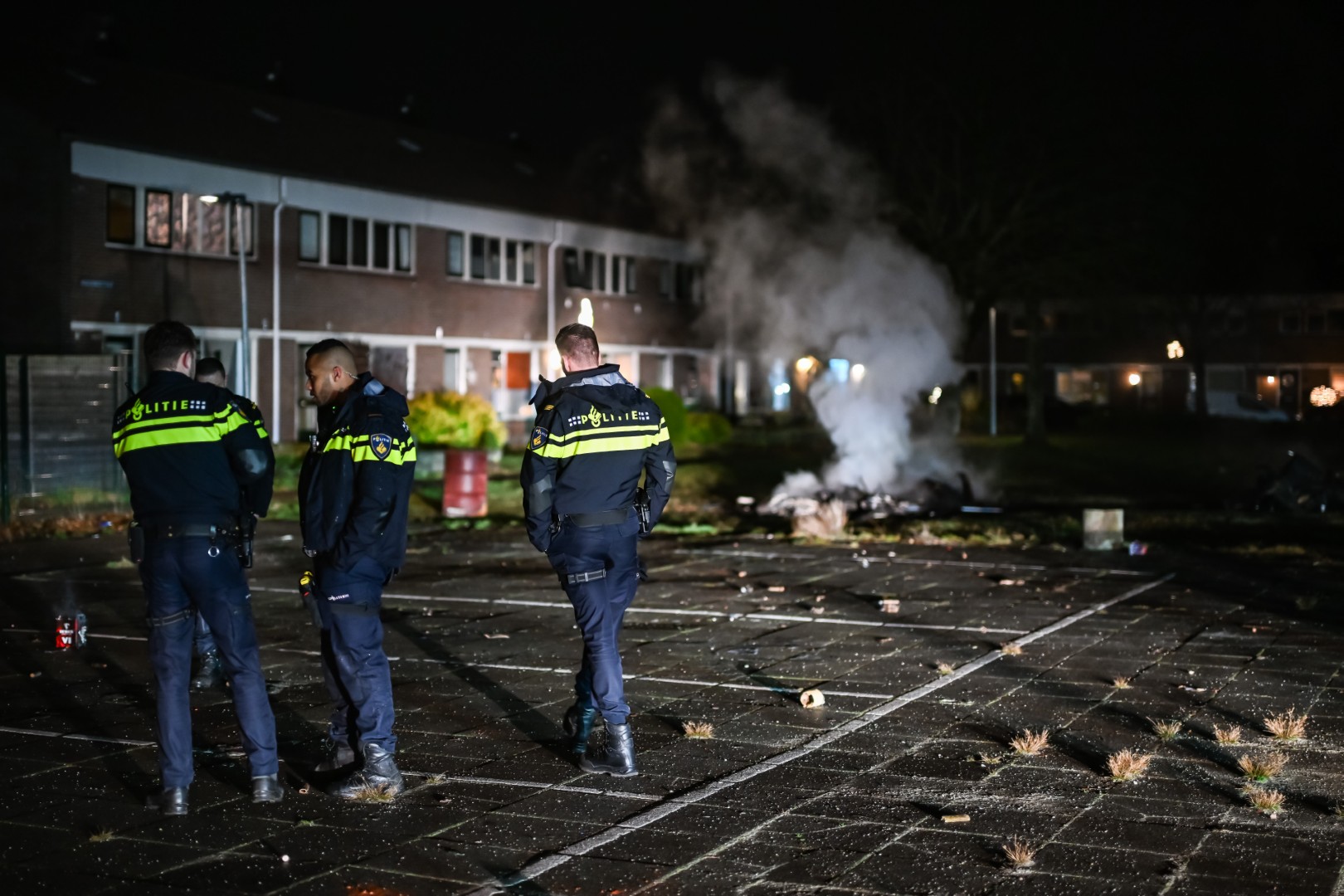 Politie met vuurwerk bekogeld tijdens buitenbrand