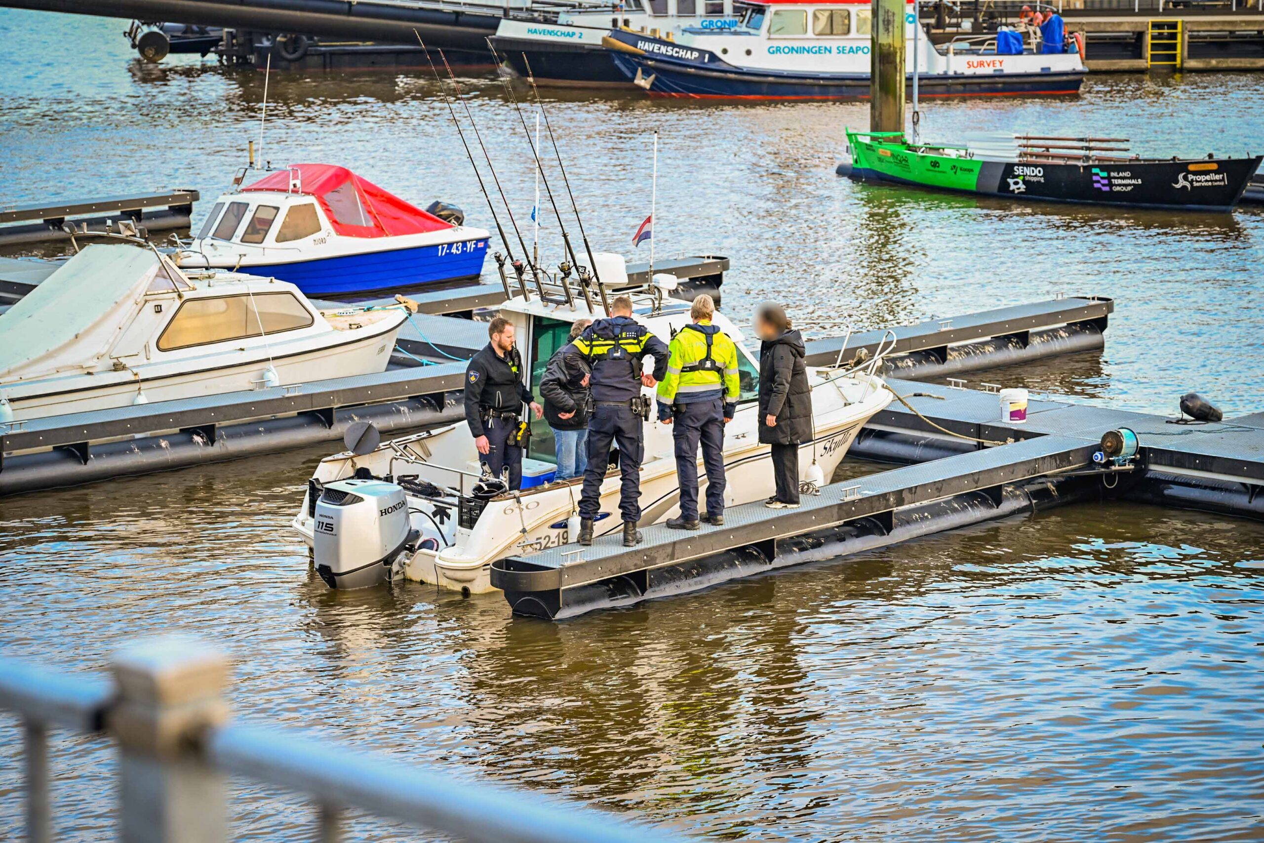 Persoon te water geraakt in jachthaven