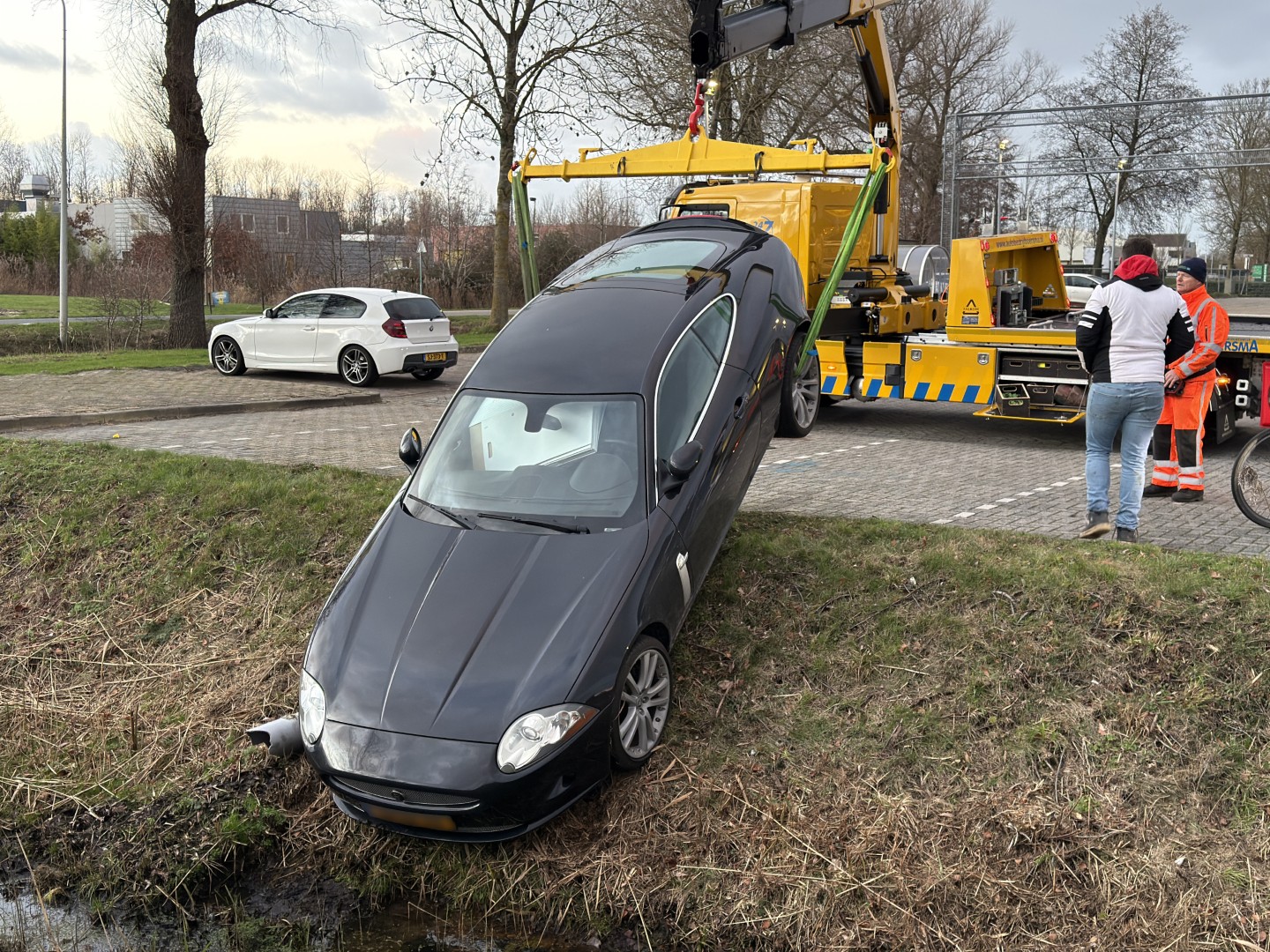 Auto schiet vooruit door verhuisdozen op versnellingspook