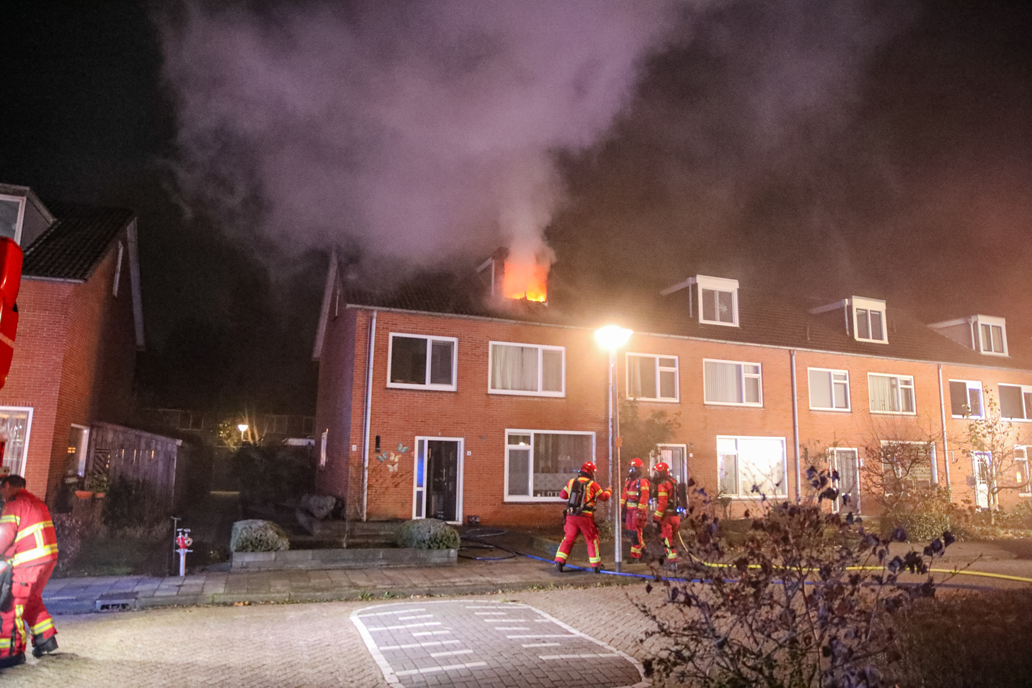 Uitslaande woningbrand, brandweer schaalt op naar middelbrand