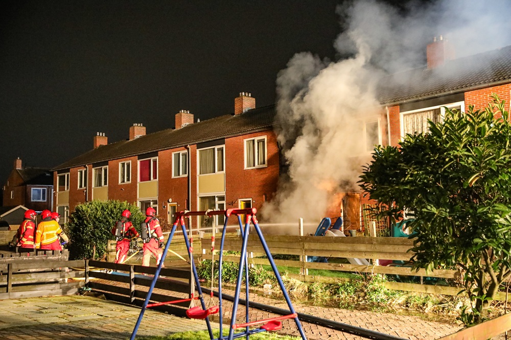 UPDATE: Rijtjeswoning grotendeels verwoest na nachtelijke brand, vermoedelijk brandstichting