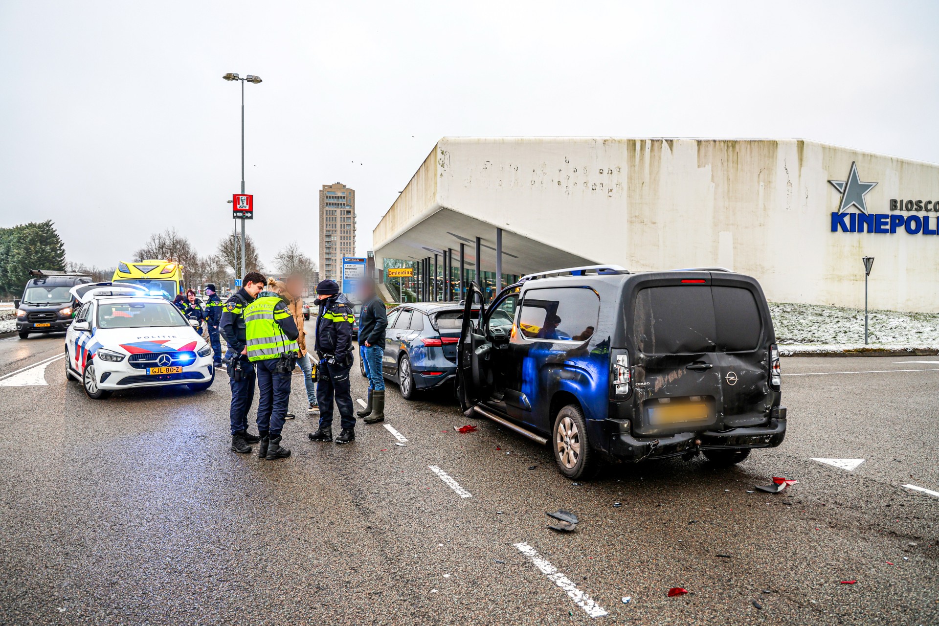Lijnbus en twee auto’s betrokken bij kop-staartbotsing
