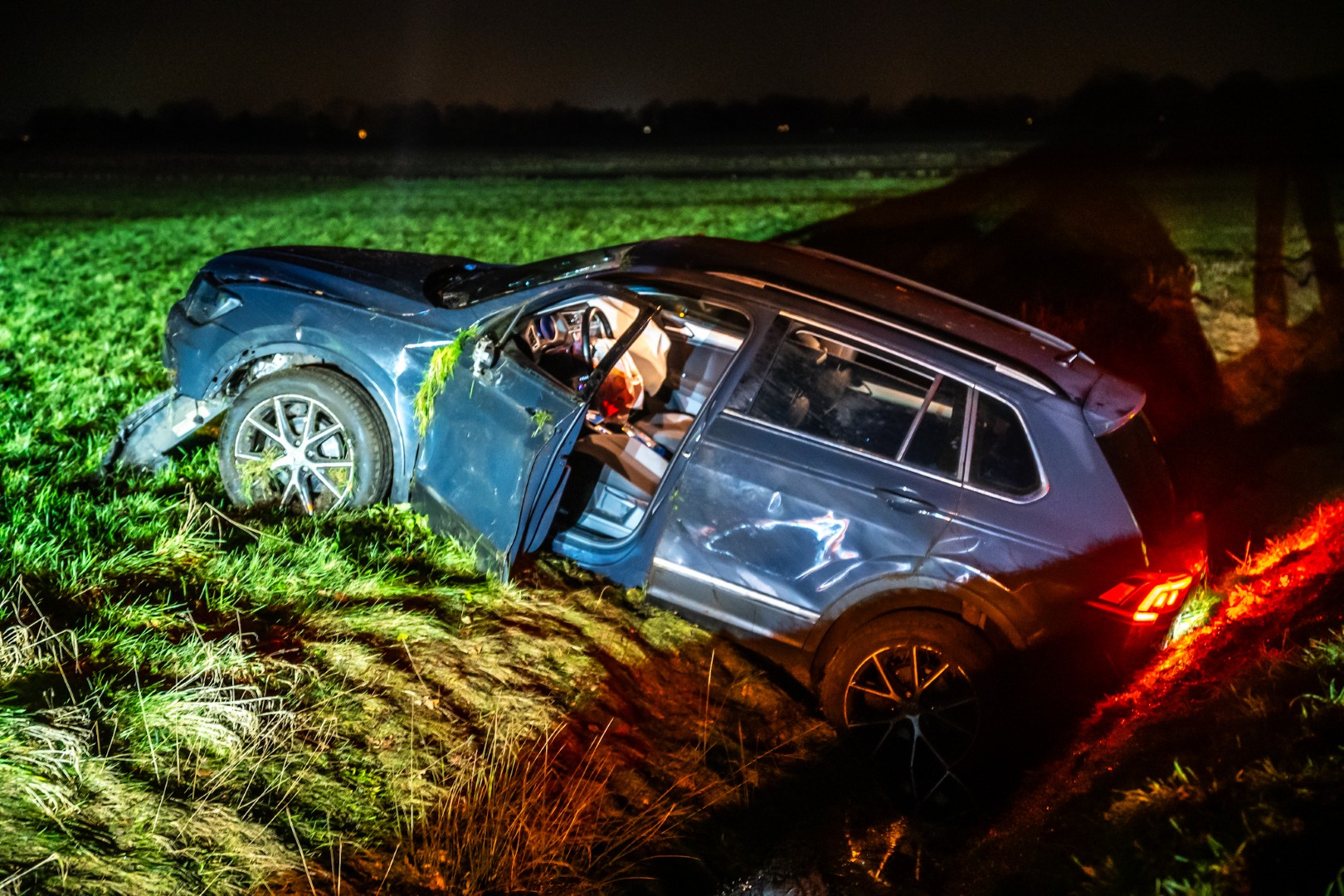 Auto belandt in sloot na botsing met lantaarnpaal