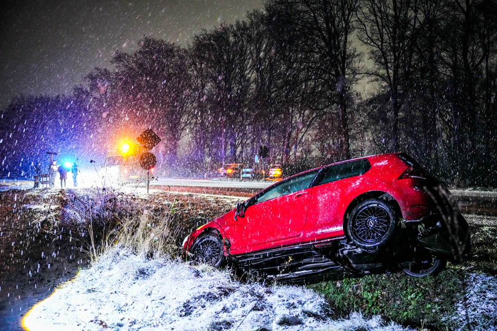 Meerdere ongevallen door gladheid en sneeuwbuien