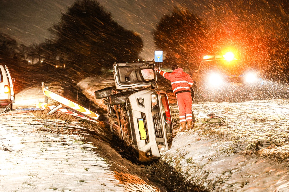 Auto op z’n kant in sloot door gladheid