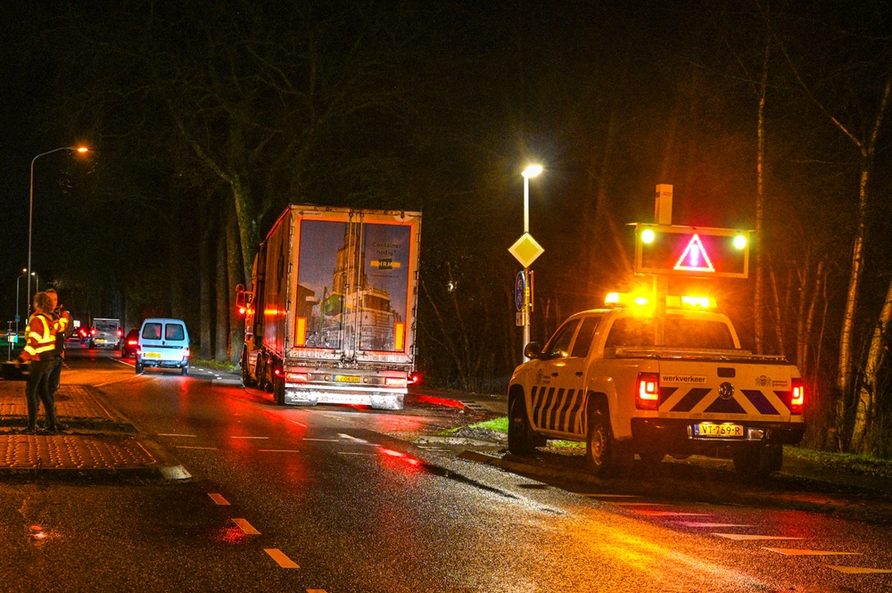 Politie onderzoekt botsing tussen auto en vrachtwagen